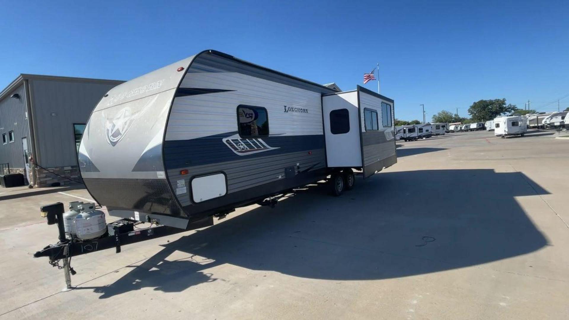 2019 CROSSROADS LONGHORN 280RK (4YDT28029KS) , Length: 32.92 ft.| Dry Weight: 6,660 lbs. | Slides: 1 transmission, located at 4319 N Main St, Cleburne, TX, 76033, (817) 678-5133, 32.385960, -97.391212 - The 2019 Crossroads Longhorn 280RK is a travel trailer offering a comfortable and spacious living experience. This model features a length of 32.92 feet and a dry weight of 6,660 lbs., making it towable while still providing ample living space. It comes equipped with one slide, which greatly enhance - Photo#5