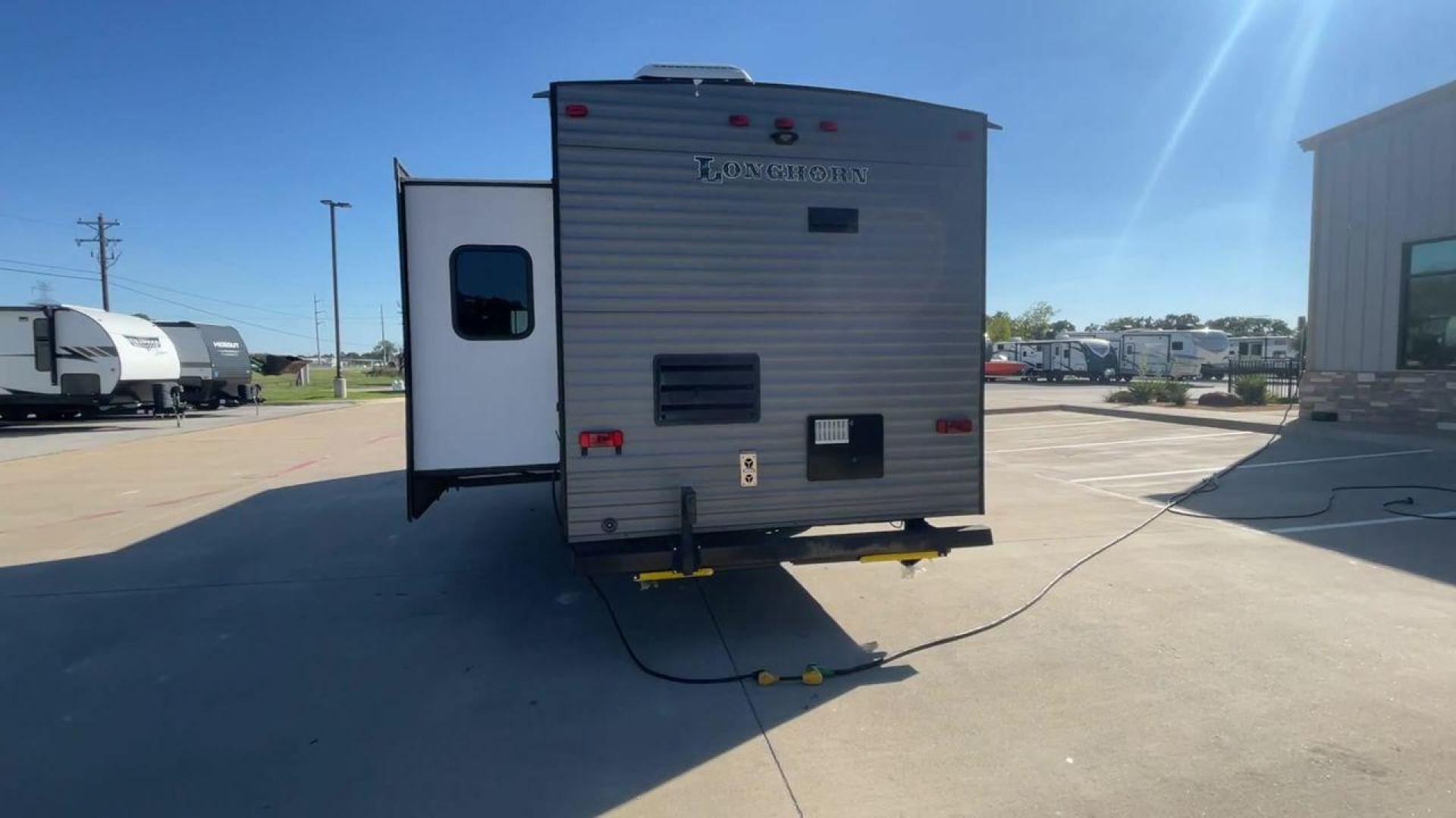 2019 CROSSROADS LONGHORN 280RK (4YDT28029KS) , Length: 32.92 ft.| Dry Weight: 6,660 lbs. | Slides: 1 transmission, located at 4319 N Main St, Cleburne, TX, 76033, (817) 678-5133, 32.385960, -97.391212 - The 2019 Crossroads Longhorn 280RK is a travel trailer offering a comfortable and spacious living experience. This model features a length of 32.92 feet and a dry weight of 6,660 lbs., making it towable while still providing ample living space. It comes equipped with one slide, which greatly enhance - Photo#8