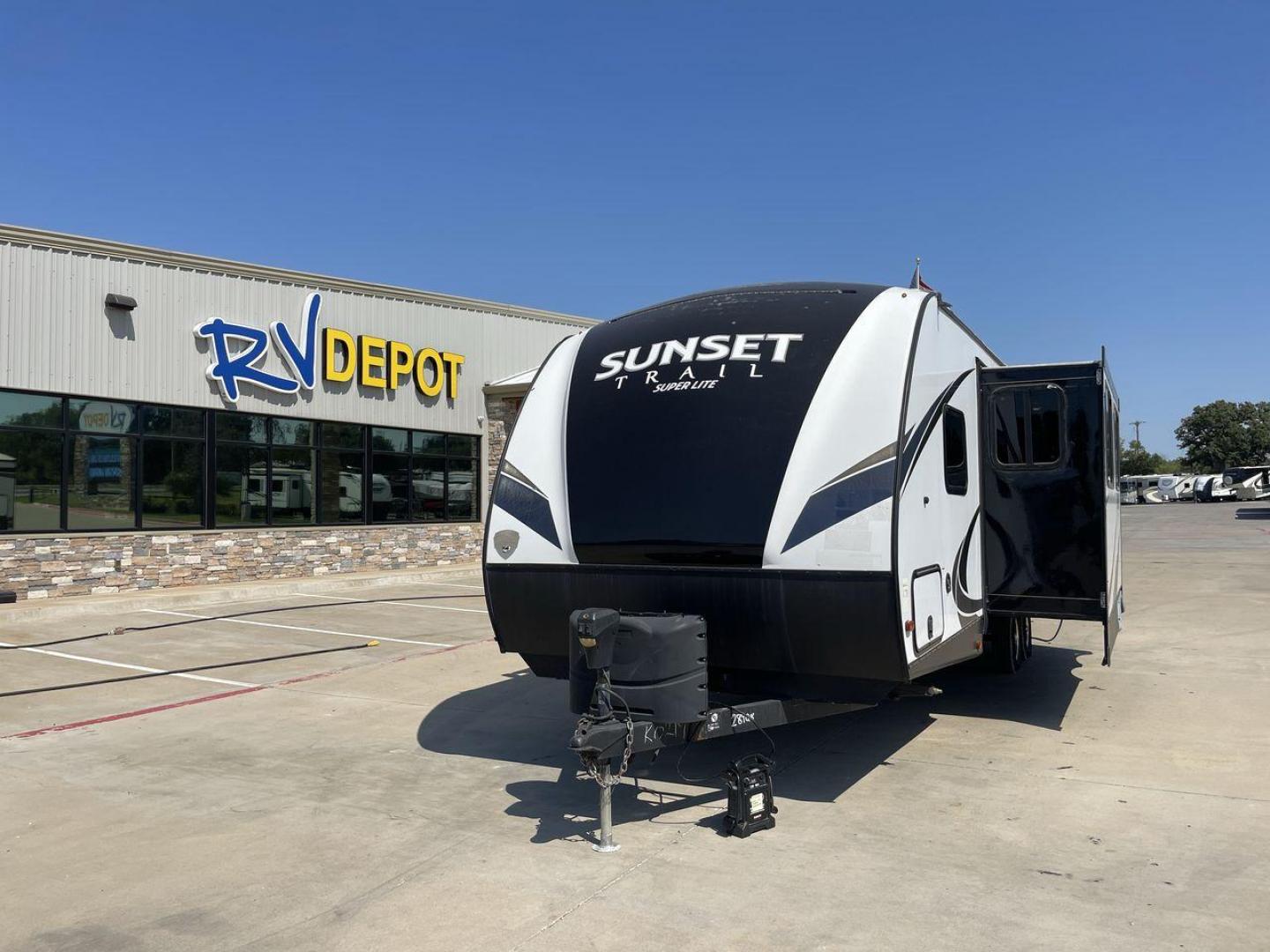 2019 CROSSROADS SUNSET TRAIL 289QB (4YDT28925K5) , Length: 32.75 ft. | Dry Weight: 5,661 lbs. | Gross Weight: 7,600 lbs. | Slides: 1 transmission, located at 4319 N Main St, Cleburne, TX, 76033, (817) 678-5133, 32.385960, -97.391212 - The 2019 Crossroads Sunset Trail 289QB offers an ideal balance of comfort, functionality, and style, perfect for family adventures. It has a length of 32.75 feet, a dry weight of 5,661 lbs, and a gross weight of 7,600 lbs, this trailer is built for easy towing and versatility. The exterior features - Photo#0