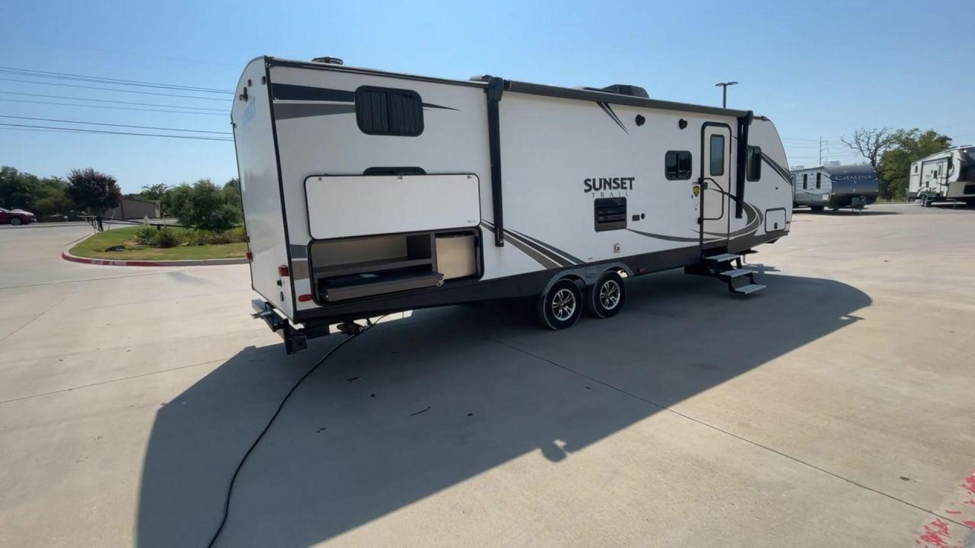 2019 CROSSROADS SUNSET TRAIL 289QB (4YDT28925K5) , Length: 32.75 ft. | Dry Weight: 5,661 lbs. | Gross Weight: 7,600 lbs. | Slides: 1 transmission, located at 4319 N Main St, Cleburne, TX, 76033, (817) 678-5133, 32.385960, -97.391212 - The 2019 Crossroads Sunset Trail 289QB offers an ideal balance of comfort, functionality, and style, perfect for family adventures. It has a length of 32.75 feet, a dry weight of 5,661 lbs, and a gross weight of 7,600 lbs, this trailer is built for easy towing and versatility. The exterior features - Photo#1