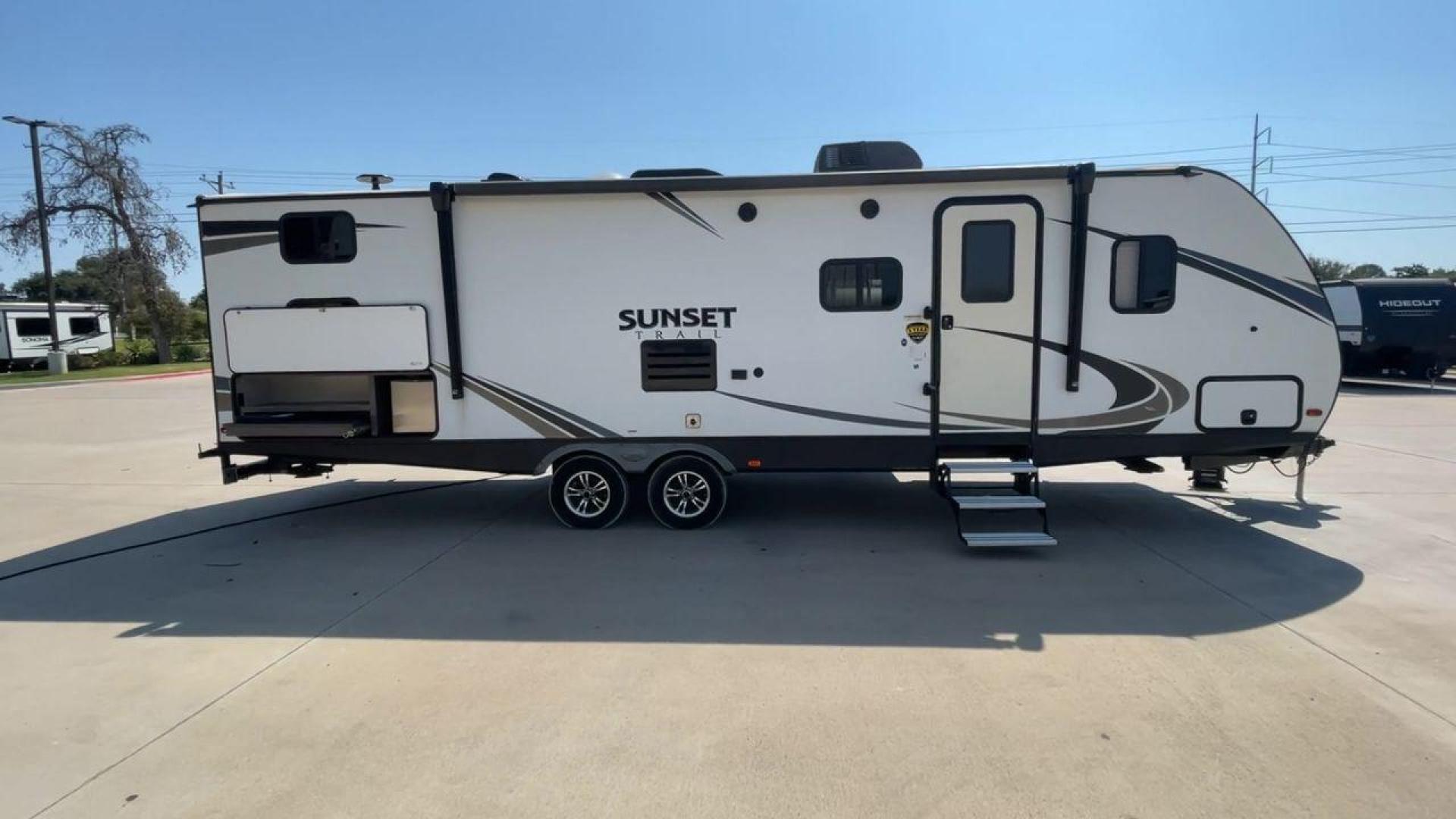 2019 CROSSROADS SUNSET TRAIL 289QB (4YDT28925K5) , Length: 32.75 ft. | Dry Weight: 5,661 lbs. | Gross Weight: 7,600 lbs. | Slides: 1 transmission, located at 4319 N Main St, Cleburne, TX, 76033, (817) 678-5133, 32.385960, -97.391212 - The 2019 Crossroads Sunset Trail 289QB offers an ideal balance of comfort, functionality, and style, perfect for family adventures. It has a length of 32.75 feet, a dry weight of 5,661 lbs, and a gross weight of 7,600 lbs, this trailer is built for easy towing and versatility. The exterior features - Photo#2