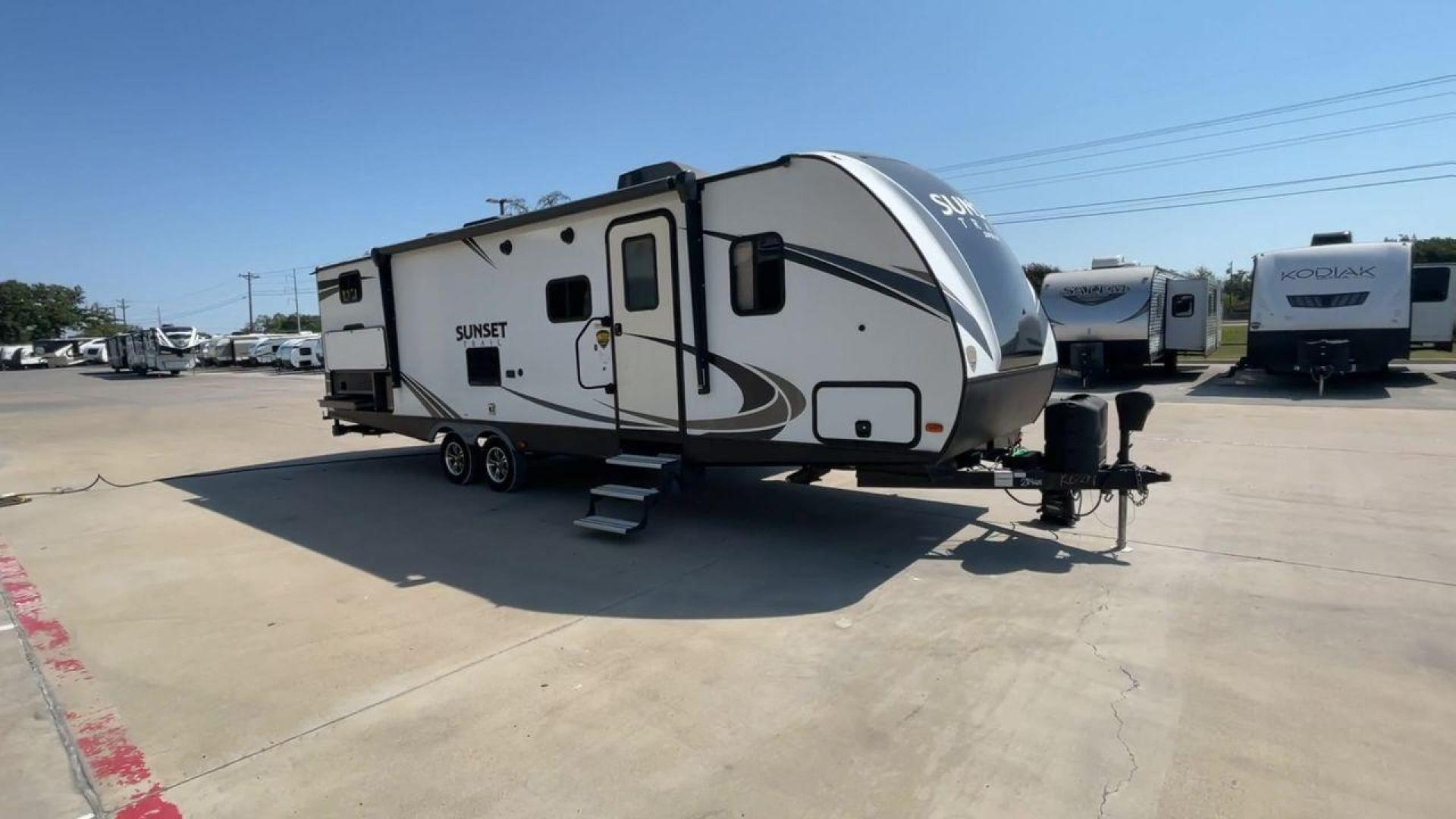 2019 CROSSROADS SUNSET TRAIL 289QB (4YDT28925K5) , Length: 32.75 ft. | Dry Weight: 5,661 lbs. | Gross Weight: 7,600 lbs. | Slides: 1 transmission, located at 4319 N Main St, Cleburne, TX, 76033, (817) 678-5133, 32.385960, -97.391212 - The 2019 Crossroads Sunset Trail 289QB offers an ideal balance of comfort, functionality, and style, perfect for family adventures. It has a length of 32.75 feet, a dry weight of 5,661 lbs, and a gross weight of 7,600 lbs, this trailer is built for easy towing and versatility. The exterior features - Photo#3