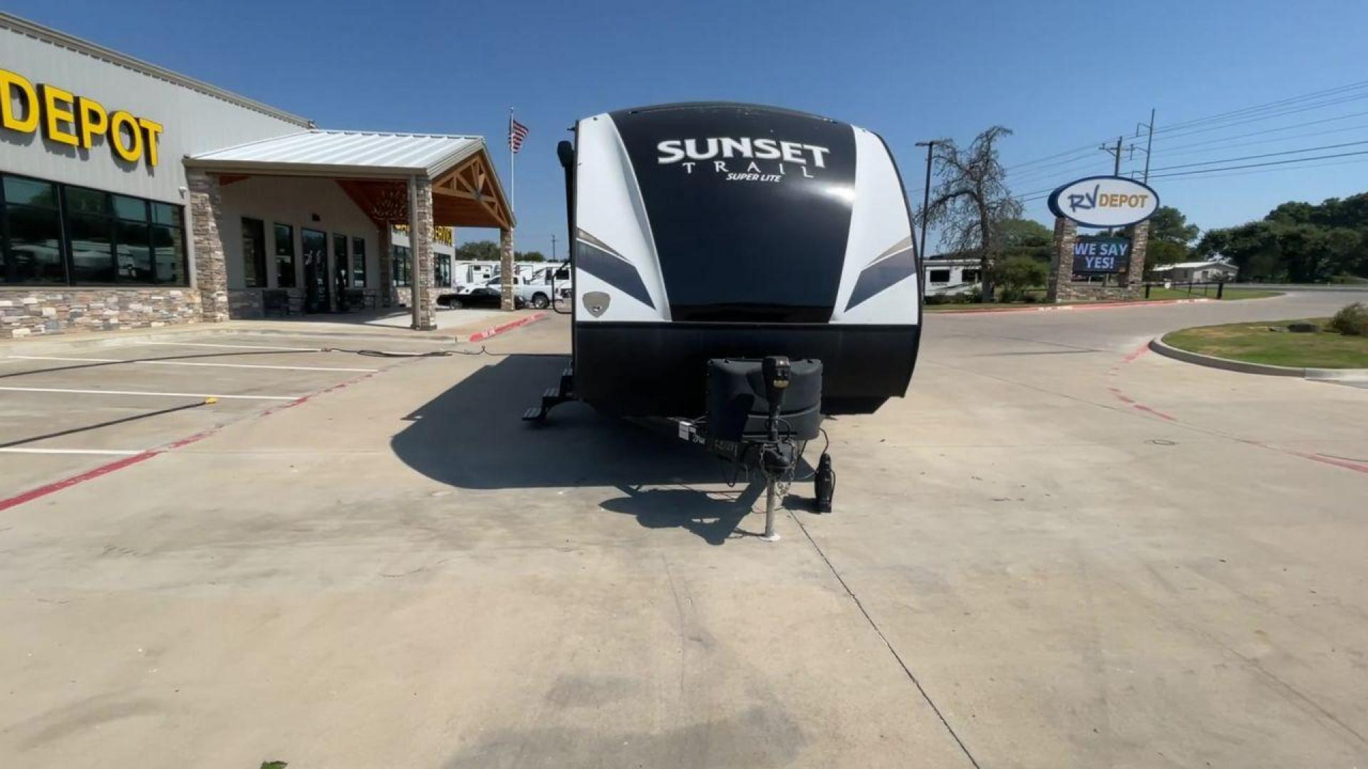 2019 CROSSROADS SUNSET TRAIL 289QB (4YDT28925K5) , Length: 32.75 ft. | Dry Weight: 5,661 lbs. | Gross Weight: 7,600 lbs. | Slides: 1 transmission, located at 4319 N Main St, Cleburne, TX, 76033, (817) 678-5133, 32.385960, -97.391212 - The 2019 Crossroads Sunset Trail 289QB offers an ideal balance of comfort, functionality, and style, perfect for family adventures. It has a length of 32.75 feet, a dry weight of 5,661 lbs, and a gross weight of 7,600 lbs, this trailer is built for easy towing and versatility. The exterior features - Photo#4