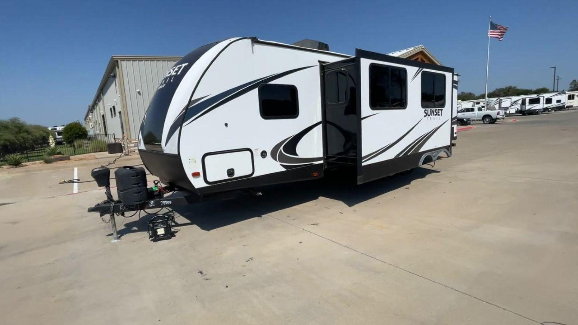 2019 CROSSROADS SUNSET TRAIL 289QB (4YDT28925K5) , Length: 32.75 ft. | Dry Weight: 5,661 lbs. | Gross Weight: 7,600 lbs. | Slides: 1 transmission, located at 4319 N Main St, Cleburne, TX, 76033, (817) 678-5133, 32.385960, -97.391212 - The 2019 Crossroads Sunset Trail 289QB offers an ideal balance of comfort, functionality, and style, perfect for family adventures. It has a length of 32.75 feet, a dry weight of 5,661 lbs, and a gross weight of 7,600 lbs, this trailer is built for easy towing and versatility. The exterior features - Photo#5