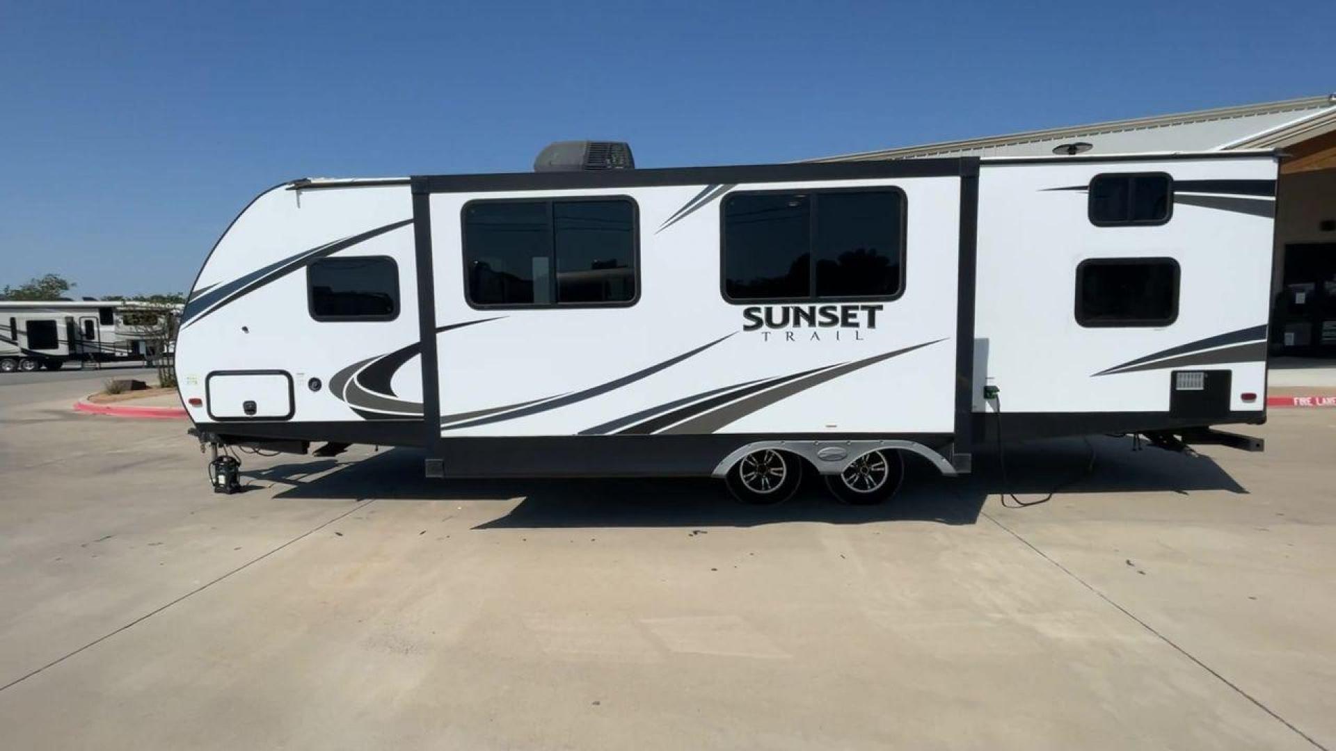 2019 CROSSROADS SUNSET TRAIL 289QB (4YDT28925K5) , Length: 32.75 ft. | Dry Weight: 5,661 lbs. | Gross Weight: 7,600 lbs. | Slides: 1 transmission, located at 4319 N Main St, Cleburne, TX, 76033, (817) 678-5133, 32.385960, -97.391212 - The 2019 Crossroads Sunset Trail 289QB offers an ideal balance of comfort, functionality, and style, perfect for family adventures. It has a length of 32.75 feet, a dry weight of 5,661 lbs, and a gross weight of 7,600 lbs, this trailer is built for easy towing and versatility. The exterior features - Photo#6