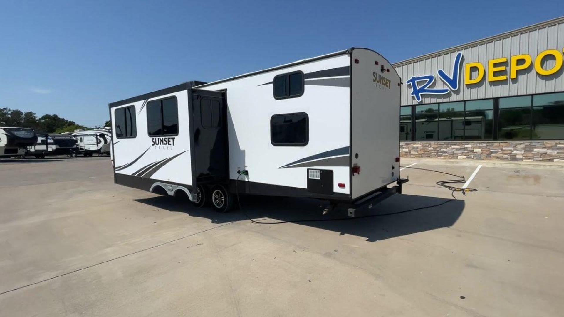 2019 CROSSROADS SUNSET TRAIL 289QB (4YDT28925K5) , Length: 32.75 ft. | Dry Weight: 5,661 lbs. | Gross Weight: 7,600 lbs. | Slides: 1 transmission, located at 4319 N Main St, Cleburne, TX, 76033, (817) 678-5133, 32.385960, -97.391212 - The 2019 Crossroads Sunset Trail 289QB offers an ideal balance of comfort, functionality, and style, perfect for family adventures. It has a length of 32.75 feet, a dry weight of 5,661 lbs, and a gross weight of 7,600 lbs, this trailer is built for easy towing and versatility. The exterior features - Photo#7