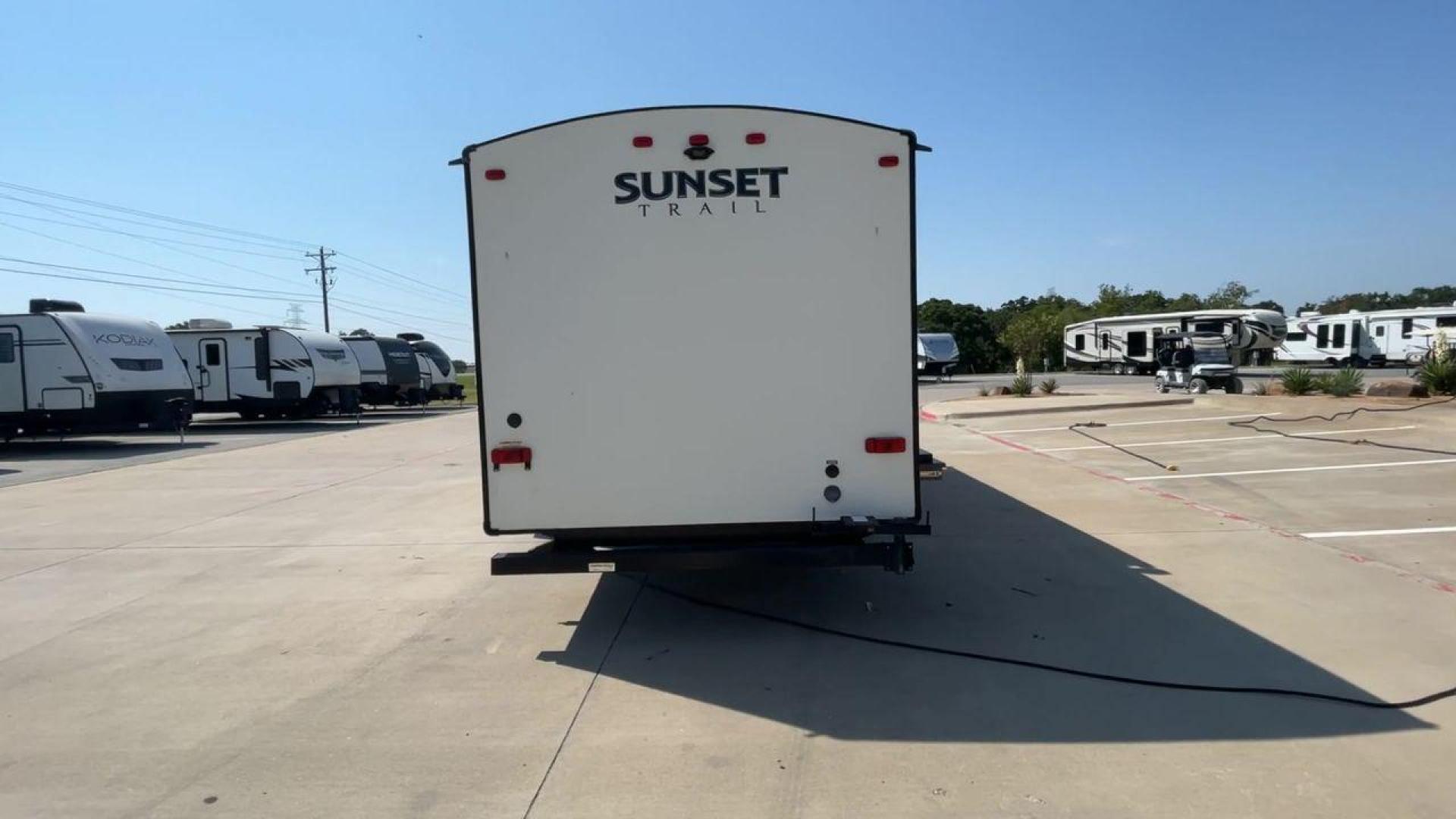 2019 CROSSROADS SUNSET TRAIL 289QB (4YDT28925K5) , Length: 32.75 ft. | Dry Weight: 5,661 lbs. | Gross Weight: 7,600 lbs. | Slides: 1 transmission, located at 4319 N Main St, Cleburne, TX, 76033, (817) 678-5133, 32.385960, -97.391212 - The 2019 Crossroads Sunset Trail 289QB offers an ideal balance of comfort, functionality, and style, perfect for family adventures. It has a length of 32.75 feet, a dry weight of 5,661 lbs, and a gross weight of 7,600 lbs, this trailer is built for easy towing and versatility. The exterior features - Photo#8