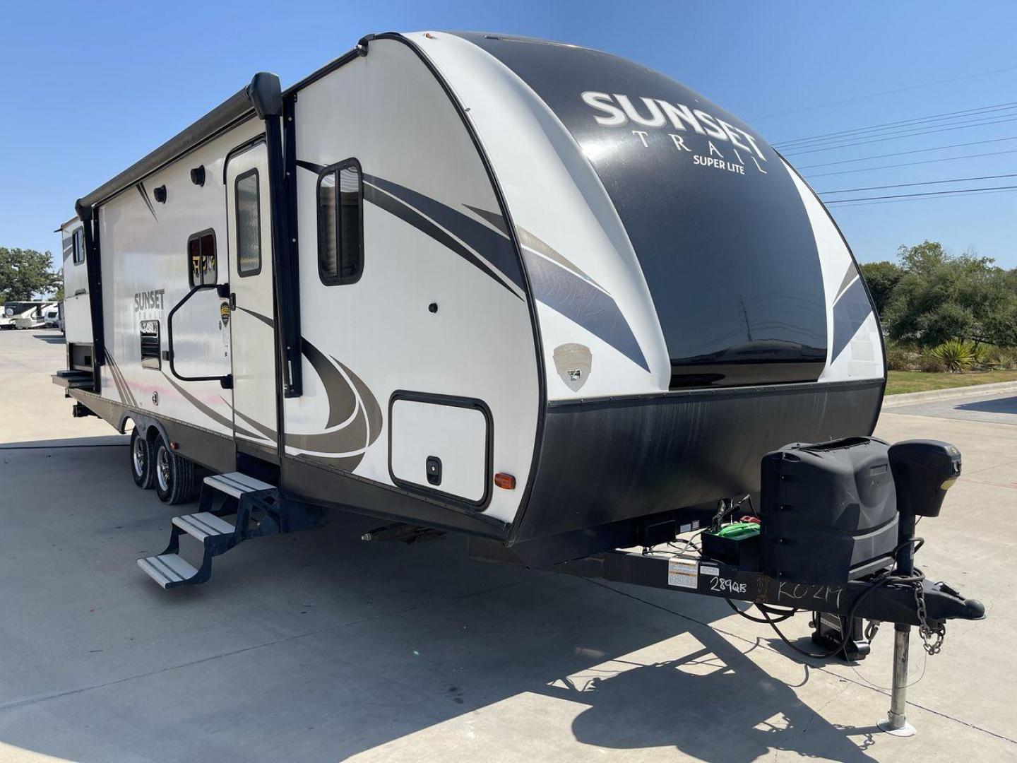 2019 CROSSROADS SUNSET TRAIL 289QB (4YDT28925K5) , Length: 32.75 ft. | Dry Weight: 5,661 lbs. | Gross Weight: 7,600 lbs. | Slides: 1 transmission, located at 4319 N Main St, Cleburne, TX, 76033, (817) 678-5133, 32.385960, -97.391212 - The 2019 Crossroads Sunset Trail 289QB offers an ideal balance of comfort, functionality, and style, perfect for family adventures. It has a length of 32.75 feet, a dry weight of 5,661 lbs, and a gross weight of 7,600 lbs, this trailer is built for easy towing and versatility. The exterior features - Photo#22