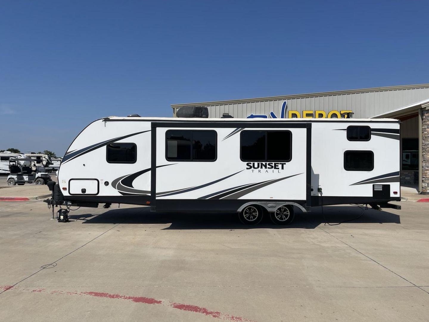 2019 CROSSROADS SUNSET TRAIL 289QB (4YDT28925K5) , Length: 32.75 ft. | Dry Weight: 5,661 lbs. | Gross Weight: 7,600 lbs. | Slides: 1 transmission, located at 4319 N Main St, Cleburne, TX, 76033, (817) 678-5133, 32.385960, -97.391212 - The 2019 Crossroads Sunset Trail 289QB offers an ideal balance of comfort, functionality, and style, perfect for family adventures. It has a length of 32.75 feet, a dry weight of 5,661 lbs, and a gross weight of 7,600 lbs, this trailer is built for easy towing and versatility. The exterior features - Photo#23