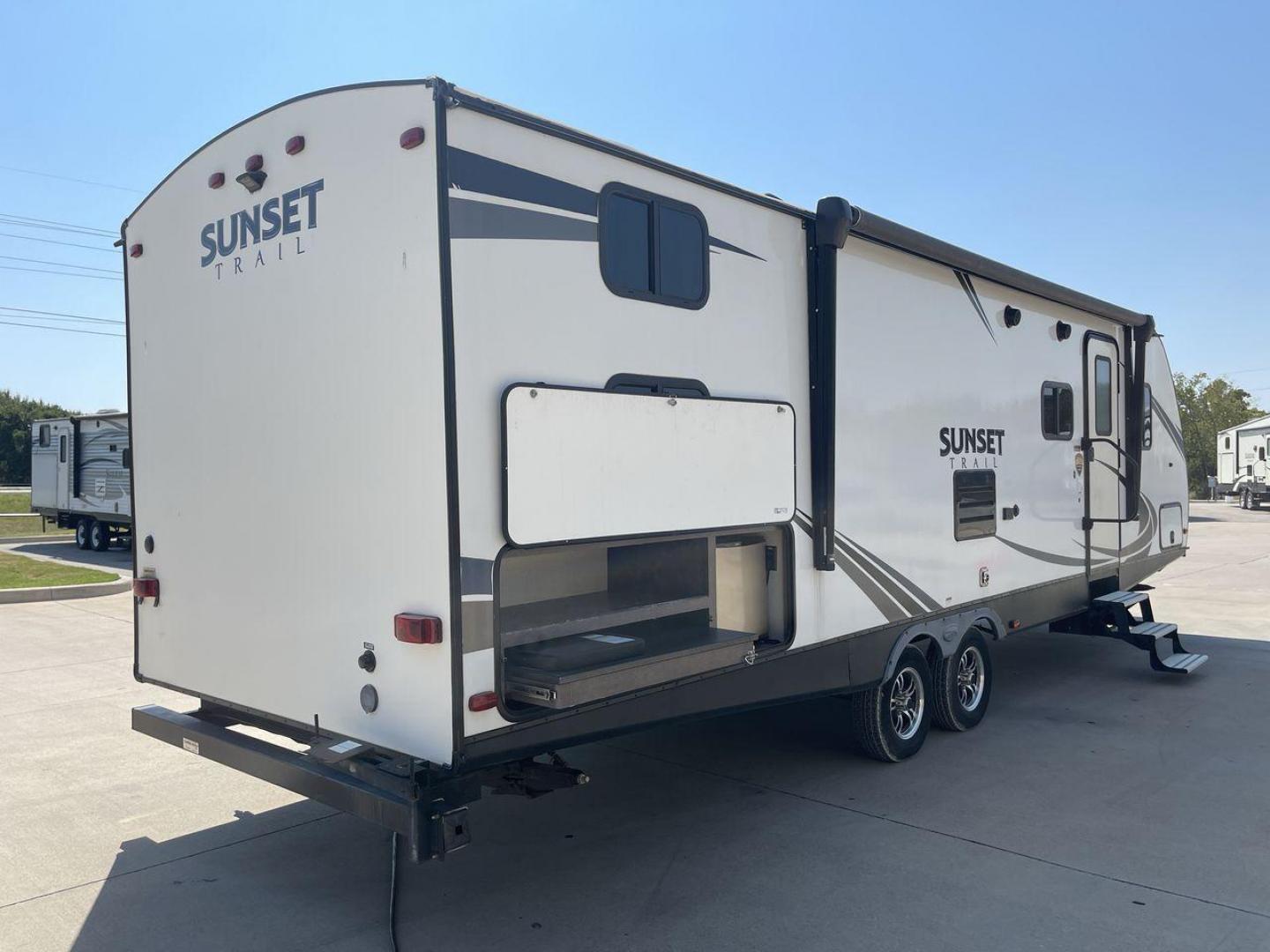 2019 CROSSROADS SUNSET TRAIL 289QB (4YDT28925K5) , Length: 32.75 ft. | Dry Weight: 5,661 lbs. | Gross Weight: 7,600 lbs. | Slides: 1 transmission, located at 4319 N Main St, Cleburne, TX, 76033, (817) 678-5133, 32.385960, -97.391212 - The 2019 Crossroads Sunset Trail 289QB offers an ideal balance of comfort, functionality, and style, perfect for family adventures. It has a length of 32.75 feet, a dry weight of 5,661 lbs, and a gross weight of 7,600 lbs, this trailer is built for easy towing and versatility. The exterior features - Photo#24