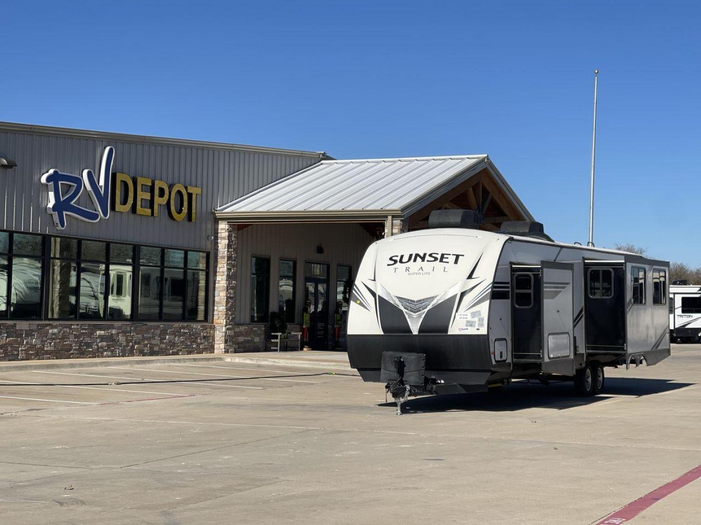 2019 CROSSROADS SUNSET TRAIL 330SI (4YDT33021K5) , Length: 37 ft. | Dry Weight: 7,668 lbs. | Gross Weight: 9,590 lbs. | Slides: 3 transmission, located at 4319 N Main St, Cleburne, TX, 76033, (817) 678-5133, 32.385960, -97.391212 - The 2019 CrossRoads Sunset Trail 330SI is a premium travel trailer that balances luxury, comfort, and functionality. With its spacious layout, high-end features, and modern design, it’s an excellent choice for couples or families seeking a stylish and relaxing RV experience. The measurements of th - Photo#0