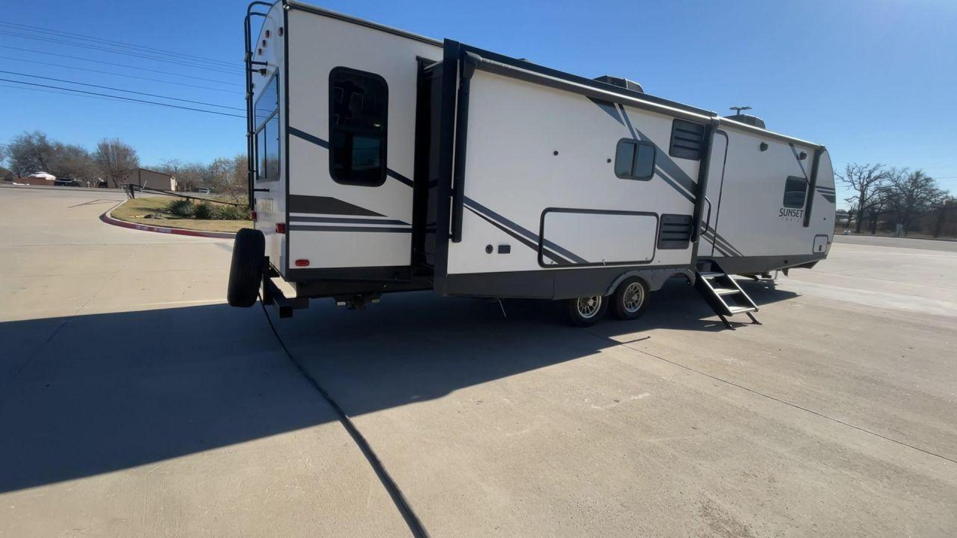 2019 CROSSROADS SUNSET TRAIL 330SI (4YDT33021K5) , Length: 37 ft. | Dry Weight: 7,668 lbs. | Gross Weight: 9,590 lbs. | Slides: 3 transmission, located at 4319 N Main St, Cleburne, TX, 76033, (817) 678-5133, 32.385960, -97.391212 - The 2019 CrossRoads Sunset Trail 330SI is a premium travel trailer that balances luxury, comfort, and functionality. With its spacious layout, high-end features, and modern design, it’s an excellent choice for couples or families seeking a stylish and relaxing RV experience. The measurements of th - Photo#1