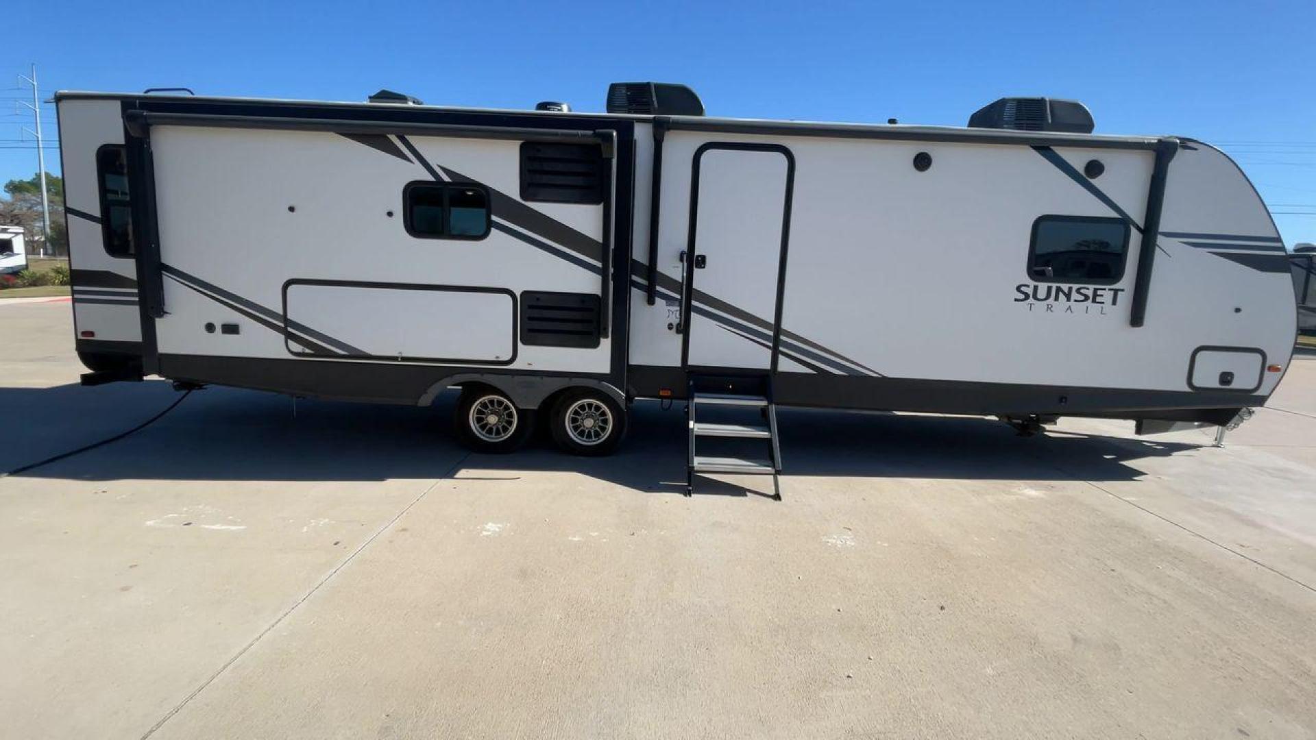 2019 CROSSROADS SUNSET TRAIL 330SI (4YDT33021K5) , Length: 37 ft. | Dry Weight: 7,668 lbs. | Gross Weight: 9,590 lbs. | Slides: 3 transmission, located at 4319 N Main St, Cleburne, TX, 76033, (817) 678-5133, 32.385960, -97.391212 - The 2019 CrossRoads Sunset Trail 330SI is a premium travel trailer that balances luxury, comfort, and functionality. With its spacious layout, high-end features, and modern design, it’s an excellent choice for couples or families seeking a stylish and relaxing RV experience. The measurements of th - Photo#2