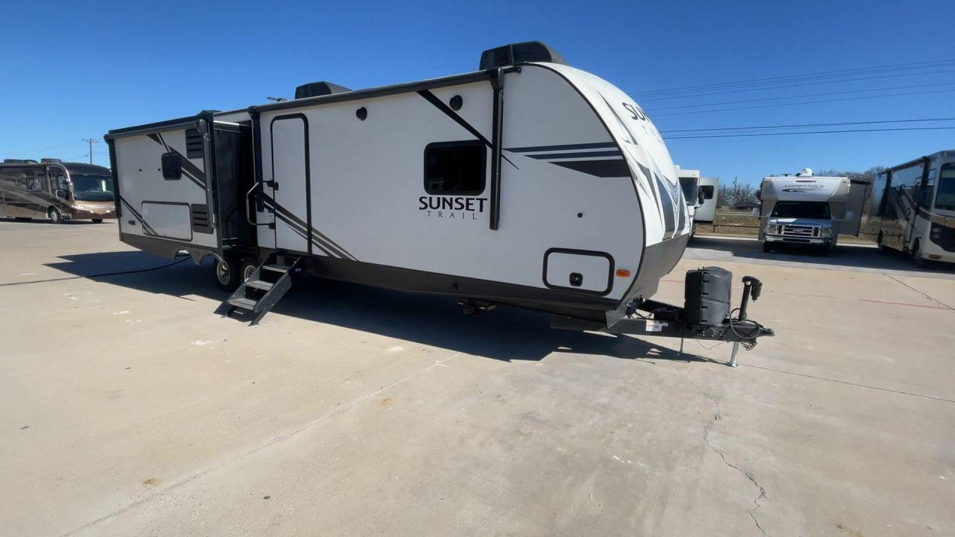 2019 CROSSROADS SUNSET TRAIL 330SI (4YDT33021K5) , Length: 37 ft. | Dry Weight: 7,668 lbs. | Gross Weight: 9,590 lbs. | Slides: 3 transmission, located at 4319 N Main St, Cleburne, TX, 76033, (817) 678-5133, 32.385960, -97.391212 - The 2019 CrossRoads Sunset Trail 330SI is a premium travel trailer that balances luxury, comfort, and functionality. With its spacious layout, high-end features, and modern design, it’s an excellent choice for couples or families seeking a stylish and relaxing RV experience. The measurements of th - Photo#3