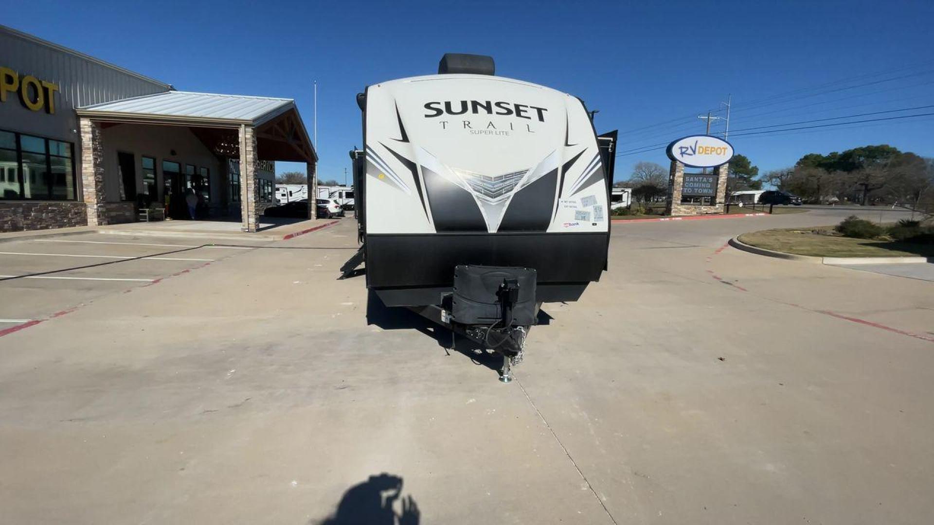 2019 CROSSROADS SUNSET TRAIL 330SI (4YDT33021K5) , Length: 37 ft. | Dry Weight: 7,668 lbs. | Gross Weight: 9,590 lbs. | Slides: 3 transmission, located at 4319 N Main St, Cleburne, TX, 76033, (817) 678-5133, 32.385960, -97.391212 - The 2019 CrossRoads Sunset Trail 330SI is a premium travel trailer that balances luxury, comfort, and functionality. With its spacious layout, high-end features, and modern design, it’s an excellent choice for couples or families seeking a stylish and relaxing RV experience. The measurements of th - Photo#4