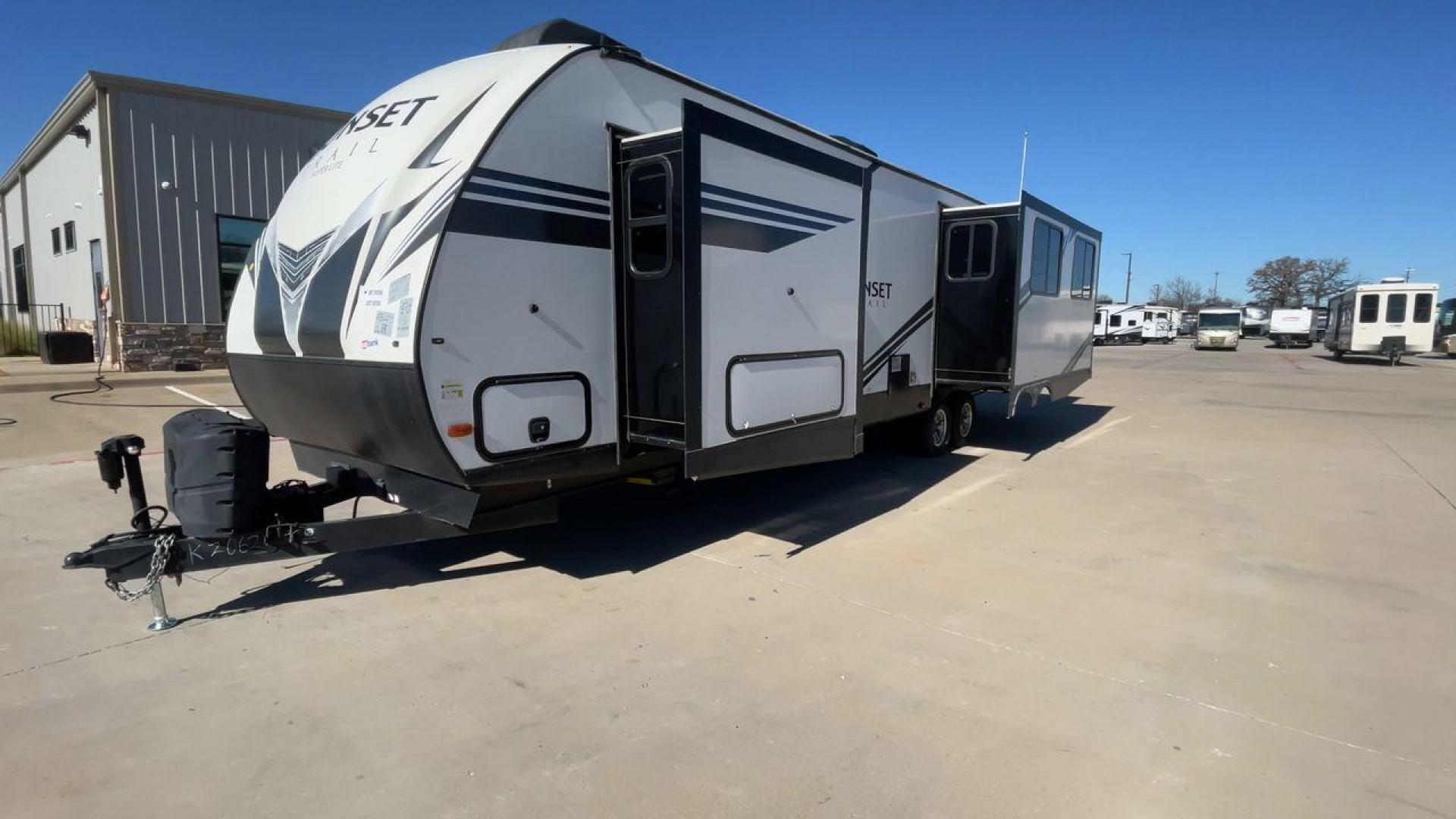 2019 CROSSROADS SUNSET TRAIL 330SI (4YDT33021K5) , Length: 37 ft. | Dry Weight: 7,668 lbs. | Gross Weight: 9,590 lbs. | Slides: 3 transmission, located at 4319 N Main St, Cleburne, TX, 76033, (817) 678-5133, 32.385960, -97.391212 - The 2019 CrossRoads Sunset Trail 330SI is a premium travel trailer that balances luxury, comfort, and functionality. With its spacious layout, high-end features, and modern design, it’s an excellent choice for couples or families seeking a stylish and relaxing RV experience. The measurements of th - Photo#5