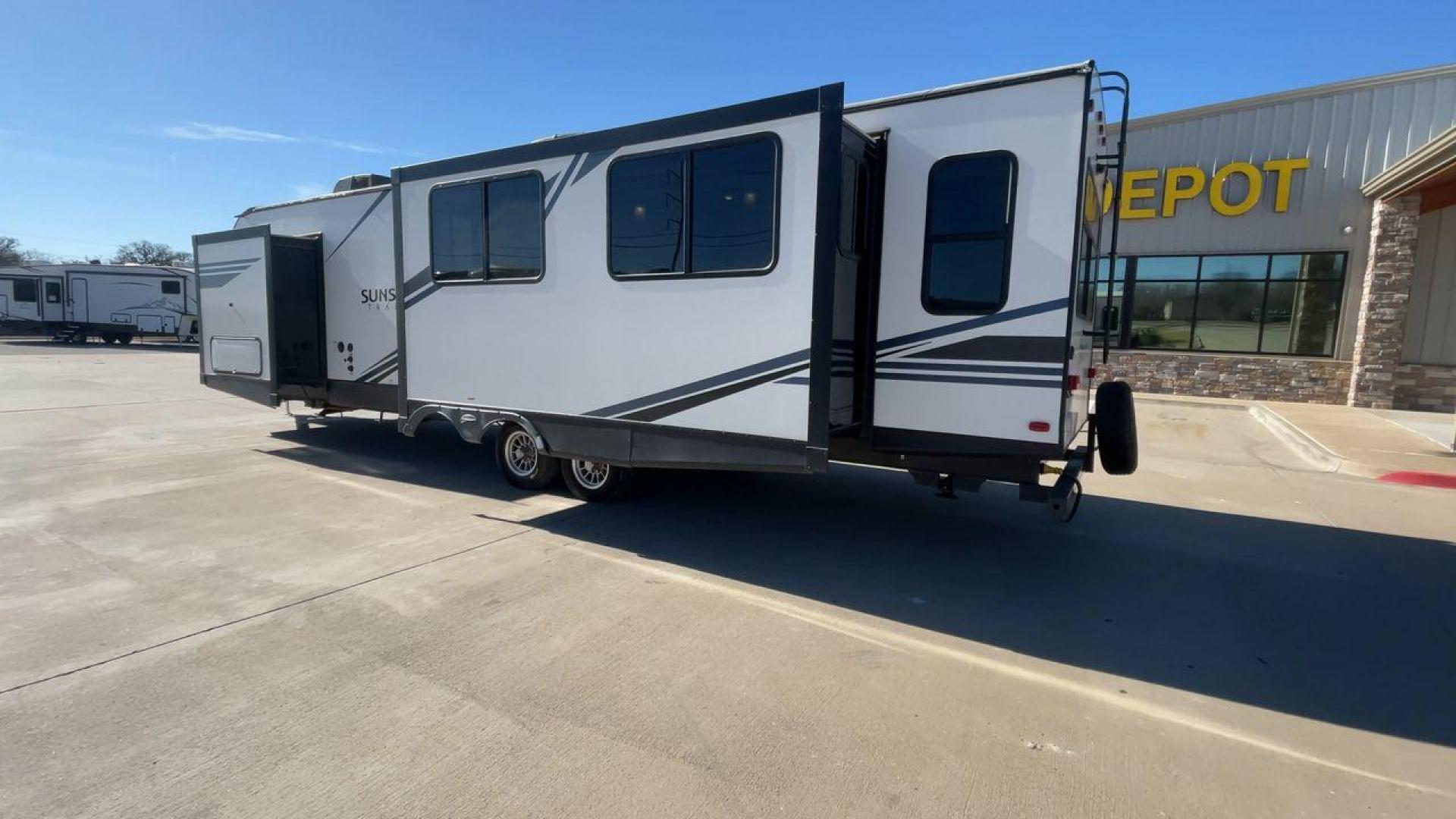 2019 CROSSROADS SUNSET TRAIL 330SI (4YDT33021K5) , Length: 37 ft. | Dry Weight: 7,668 lbs. | Gross Weight: 9,590 lbs. | Slides: 3 transmission, located at 4319 N Main St, Cleburne, TX, 76033, (817) 678-5133, 32.385960, -97.391212 - The 2019 CrossRoads Sunset Trail 330SI is a premium travel trailer that balances luxury, comfort, and functionality. With its spacious layout, high-end features, and modern design, it’s an excellent choice for couples or families seeking a stylish and relaxing RV experience. The measurements of th - Photo#7