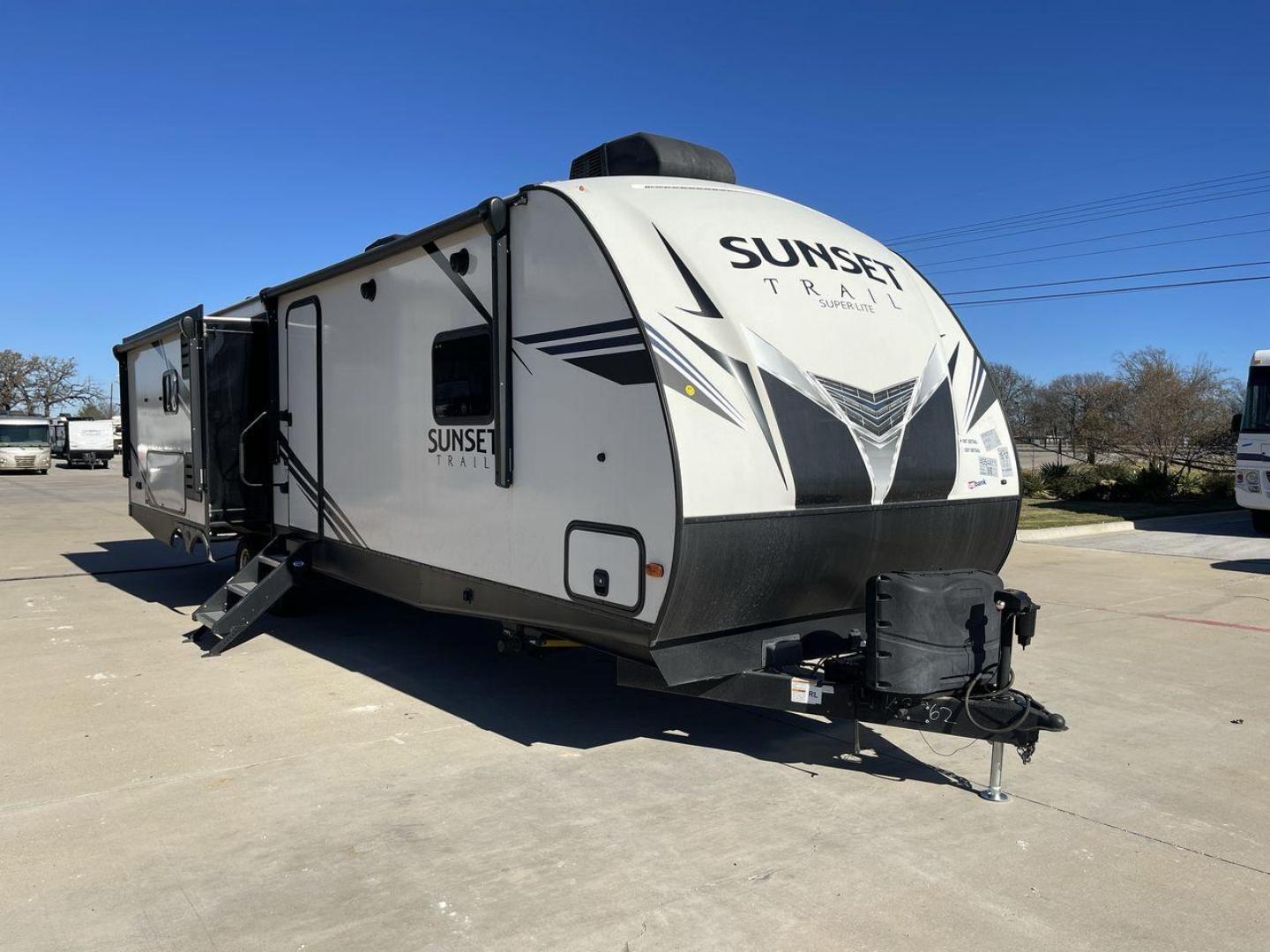 2019 CROSSROADS SUNSET TRAIL 330SI (4YDT33021K5) , Length: 37 ft. | Dry Weight: 7,668 lbs. | Gross Weight: 9,590 lbs. | Slides: 3 transmission, located at 4319 N Main St, Cleburne, TX, 76033, (817) 678-5133, 32.385960, -97.391212 - The 2019 CrossRoads Sunset Trail 330SI is a premium travel trailer that balances luxury, comfort, and functionality. With its spacious layout, high-end features, and modern design, it’s an excellent choice for couples or families seeking a stylish and relaxing RV experience. The measurements of th - Photo#23