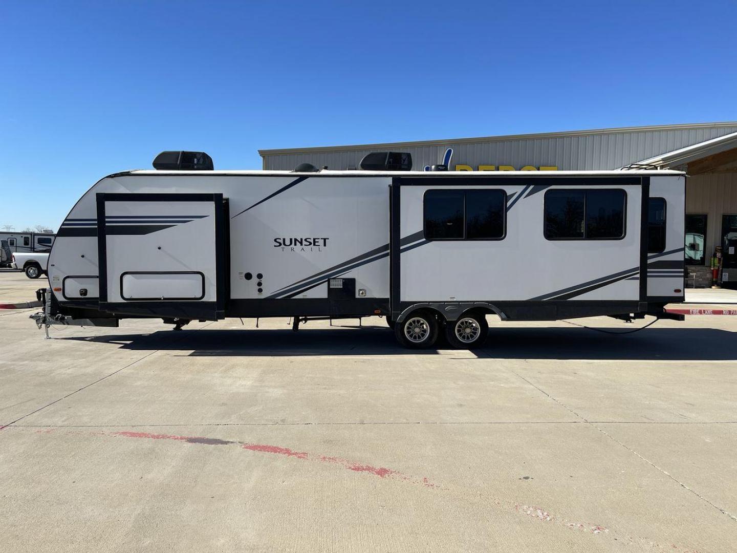 2019 CROSSROADS SUNSET TRAIL 330SI (4YDT33021K5) , Length: 37 ft. | Dry Weight: 7,668 lbs. | Gross Weight: 9,590 lbs. | Slides: 3 transmission, located at 4319 N Main St, Cleburne, TX, 76033, (817) 678-5133, 32.385960, -97.391212 - The 2019 CrossRoads Sunset Trail 330SI is a premium travel trailer that balances luxury, comfort, and functionality. With its spacious layout, high-end features, and modern design, it’s an excellent choice for couples or families seeking a stylish and relaxing RV experience. The measurements of th - Photo#24