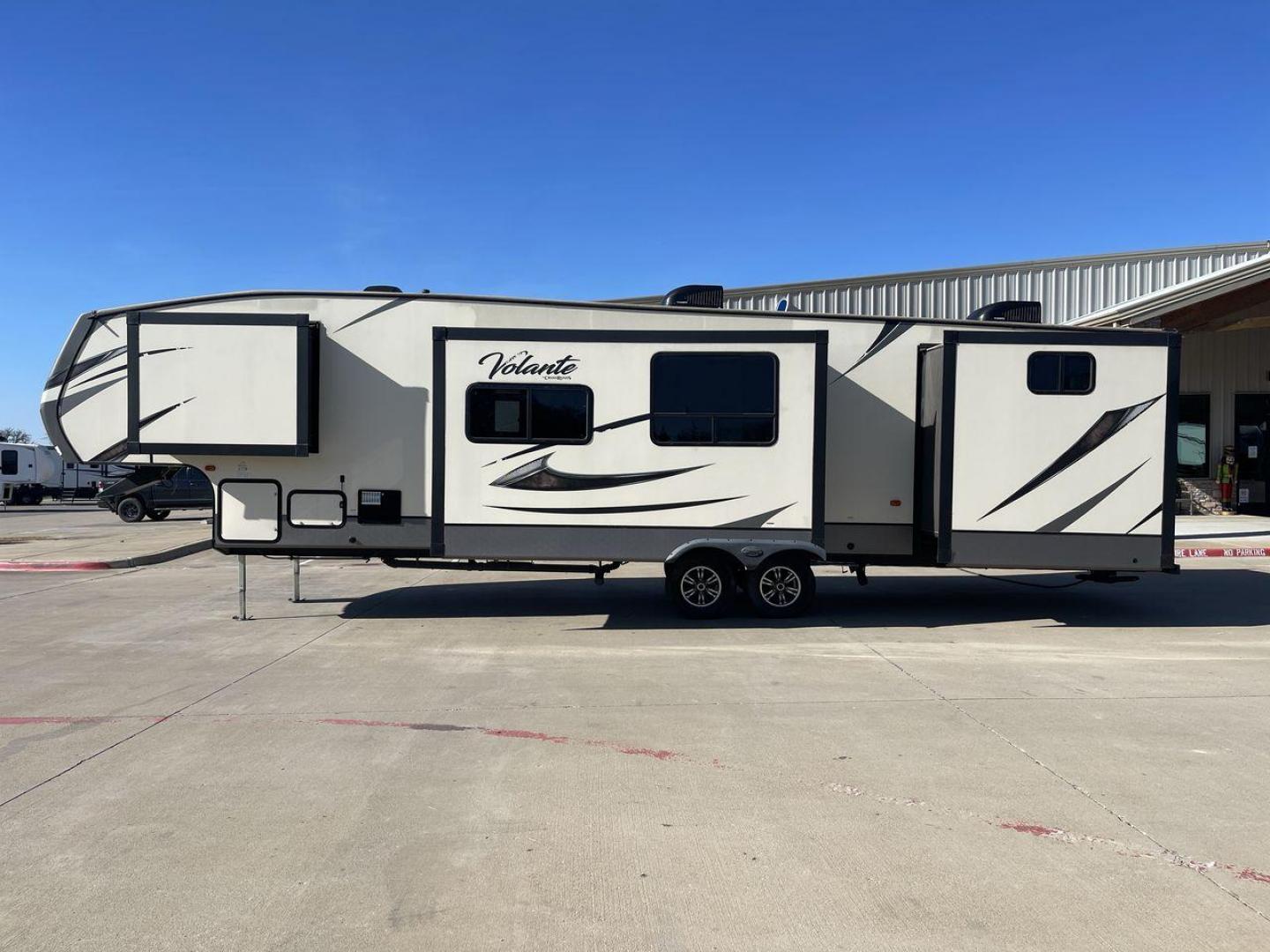 2019 CROSSROADS VOLANTE 360DB (4YDF36023K6) , Length: 39.92 ft. | Dry Weight: 11,172 lbs. | Slides: 3 transmission, located at 4319 N Main St, Cleburne, TX, 76033, (817) 678-5133, 32.385960, -97.391212 - The 2019 CrossRoads Volante 360DB is a spacious and family-friendly fifth wheel, offering a thoughtful layout and modern amenities that ensure comfort and convenience on the road. With its bunkhouse design and multiple slide-outs, it’s an excellent choice for large families or groups seeking versa - Photo#24