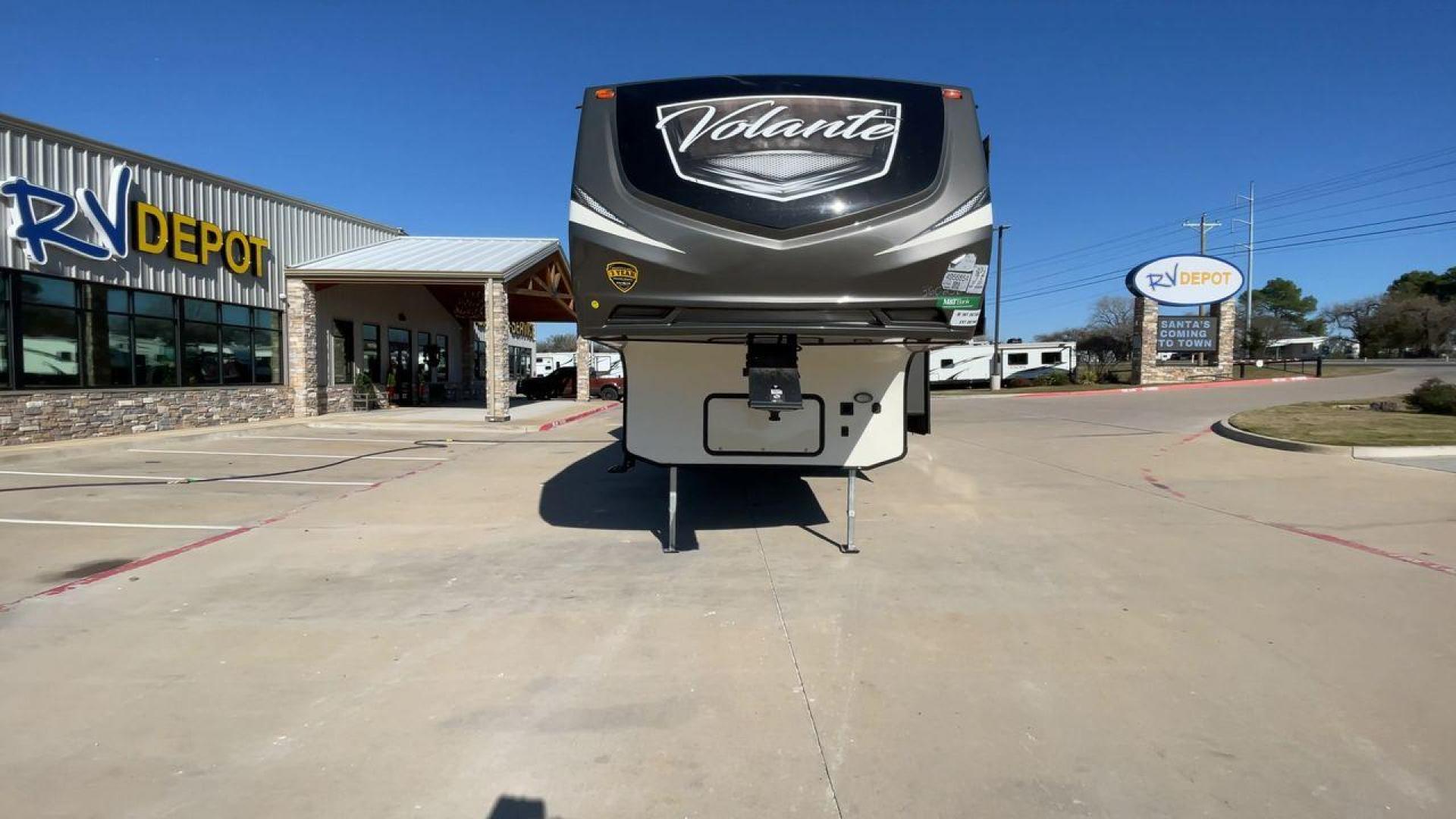 2019 CROSSROADS VOLANTE 360DB (4YDF36023K6) , Length: 39.92 ft. | Dry Weight: 11,172 lbs. | Slides: 3 transmission, located at 4319 N Main St, Cleburne, TX, 76033, (817) 678-5133, 32.385960, -97.391212 - The 2019 CrossRoads Volante 360DB is a spacious and family-friendly fifth wheel, offering a thoughtful layout and modern amenities that ensure comfort and convenience on the road. With its bunkhouse design and multiple slide-outs, it’s an excellent choice for large families or groups seeking versa - Photo#4