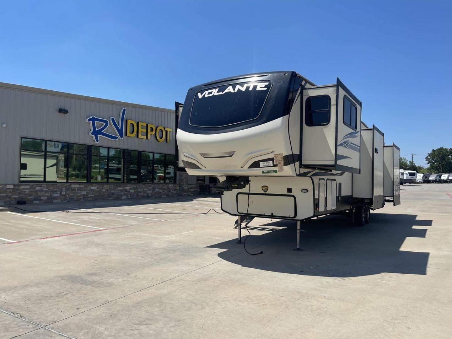 2019 CROSSROADS VOLANTE 3851FL (4YDF38526K9) , located at 4319 N Main St, Cleburne, TX, 76033, (817) 678-5133, 32.385960, -97.391212 - Photo#0