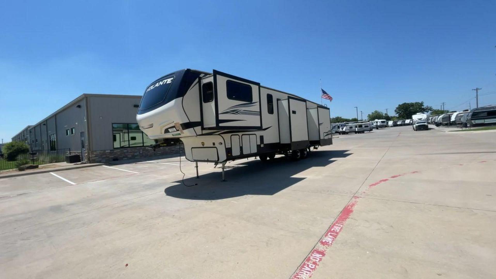 2019 CROSSROADS VOLANTE 3851FL (4YDF38526K9) , located at 4319 N Main St, Cleburne, TX, 76033, (817) 678-5133, 32.385960, -97.391212 - Photo#5