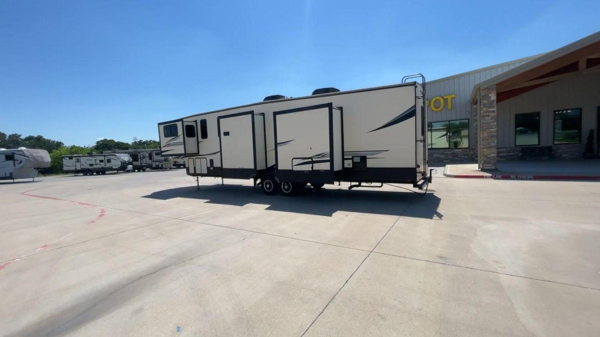 2019 CROSSROADS VOLANTE 3851FL (4YDF38526K9) , located at 4319 N Main St, Cleburne, TX, 76033, (817) 678-5133, 32.385960, -97.391212 - Photo#7