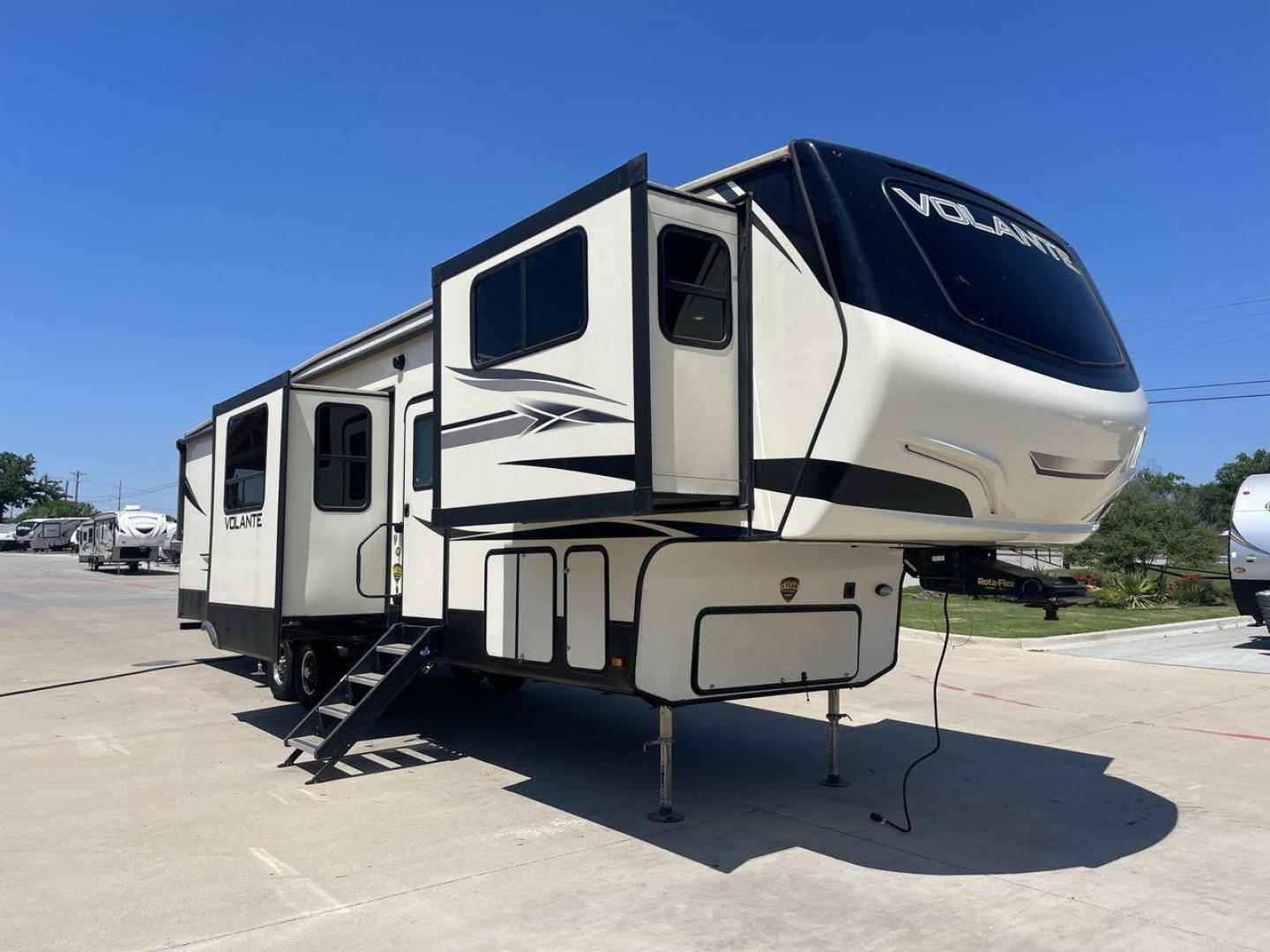 2019 CROSSROADS VOLANTE 3851FL (4YDF38526K9) , located at 4319 N Main St, Cleburne, TX, 76033, (817) 678-5133, 32.385960, -97.391212 - Photo#23