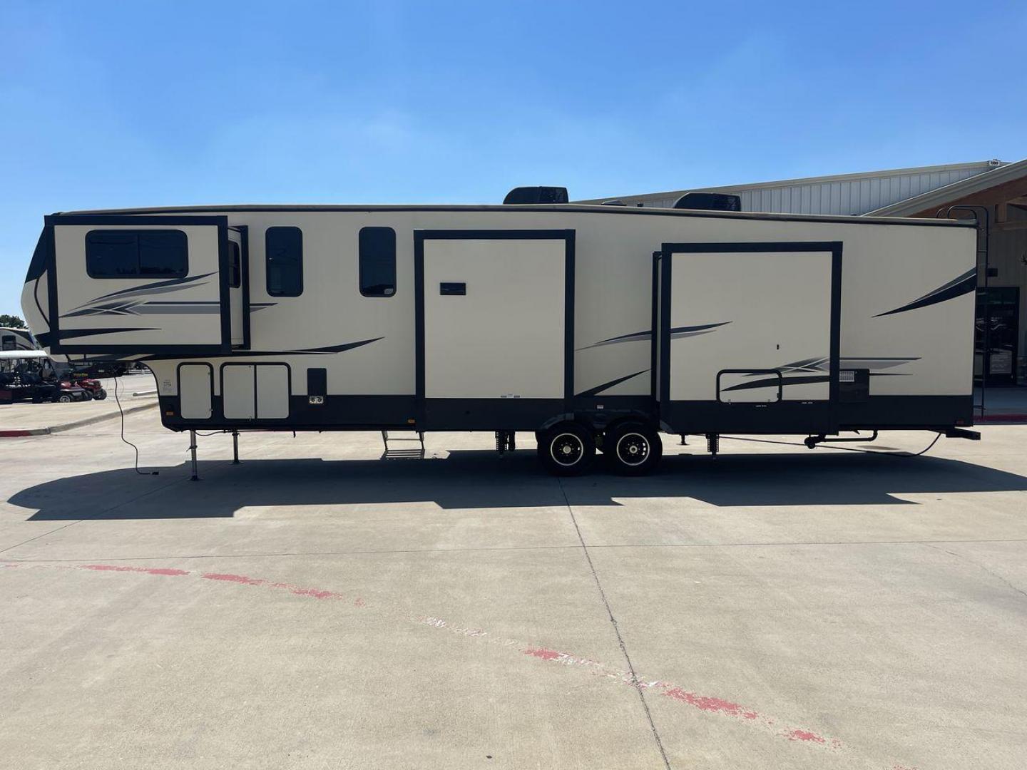 2019 CROSSROADS VOLANTE 3851FL (4YDF38526K9) , located at 4319 N Main St, Cleburne, TX, 76033, (817) 678-5133, 32.385960, -97.391212 - Photo#24