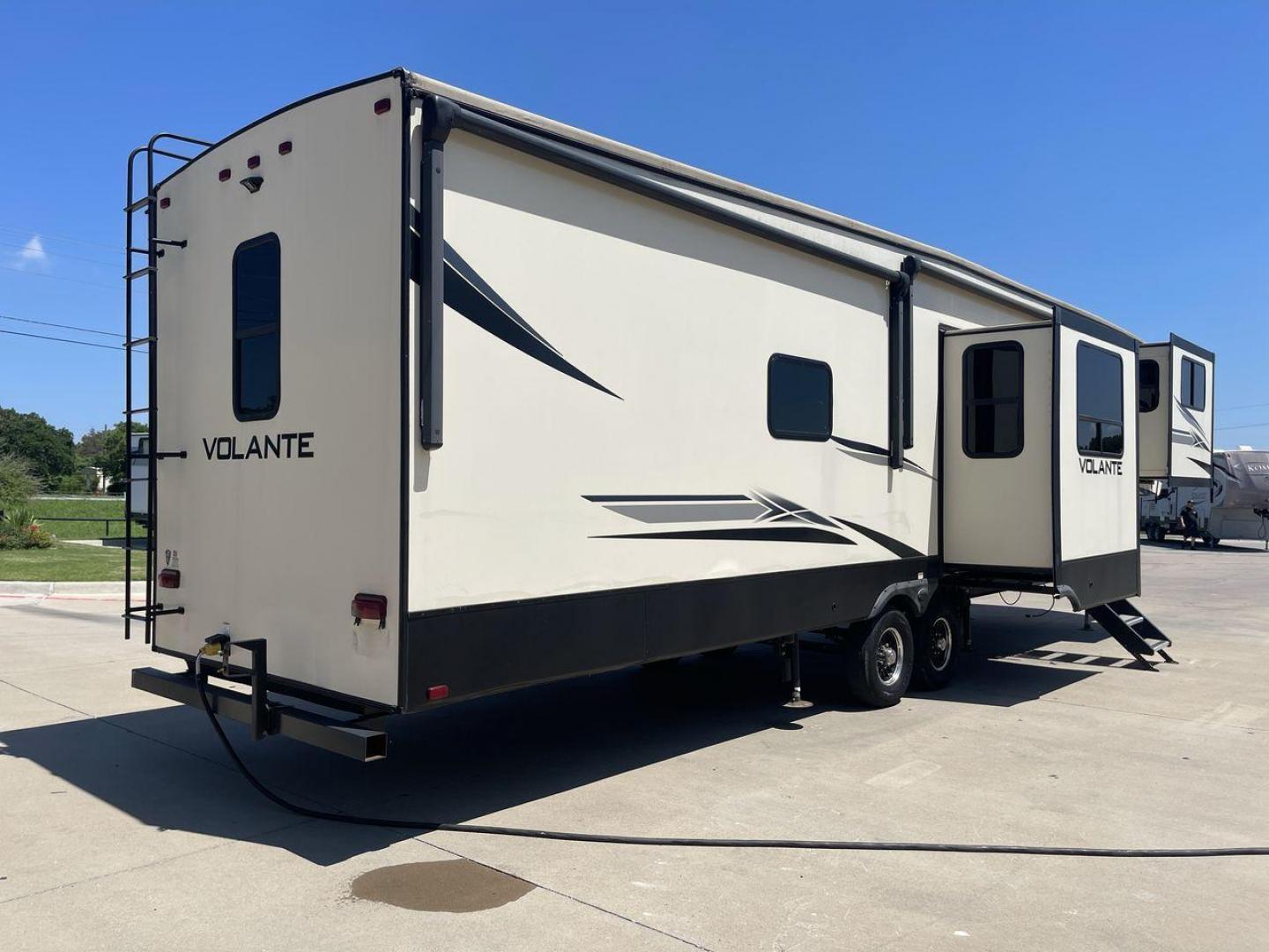 2019 CROSSROADS VOLANTE 3851FL (4YDF38526K9) , located at 4319 N Main St, Cleburne, TX, 76033, (817) 678-5133, 32.385960, -97.391212 - Photo#25