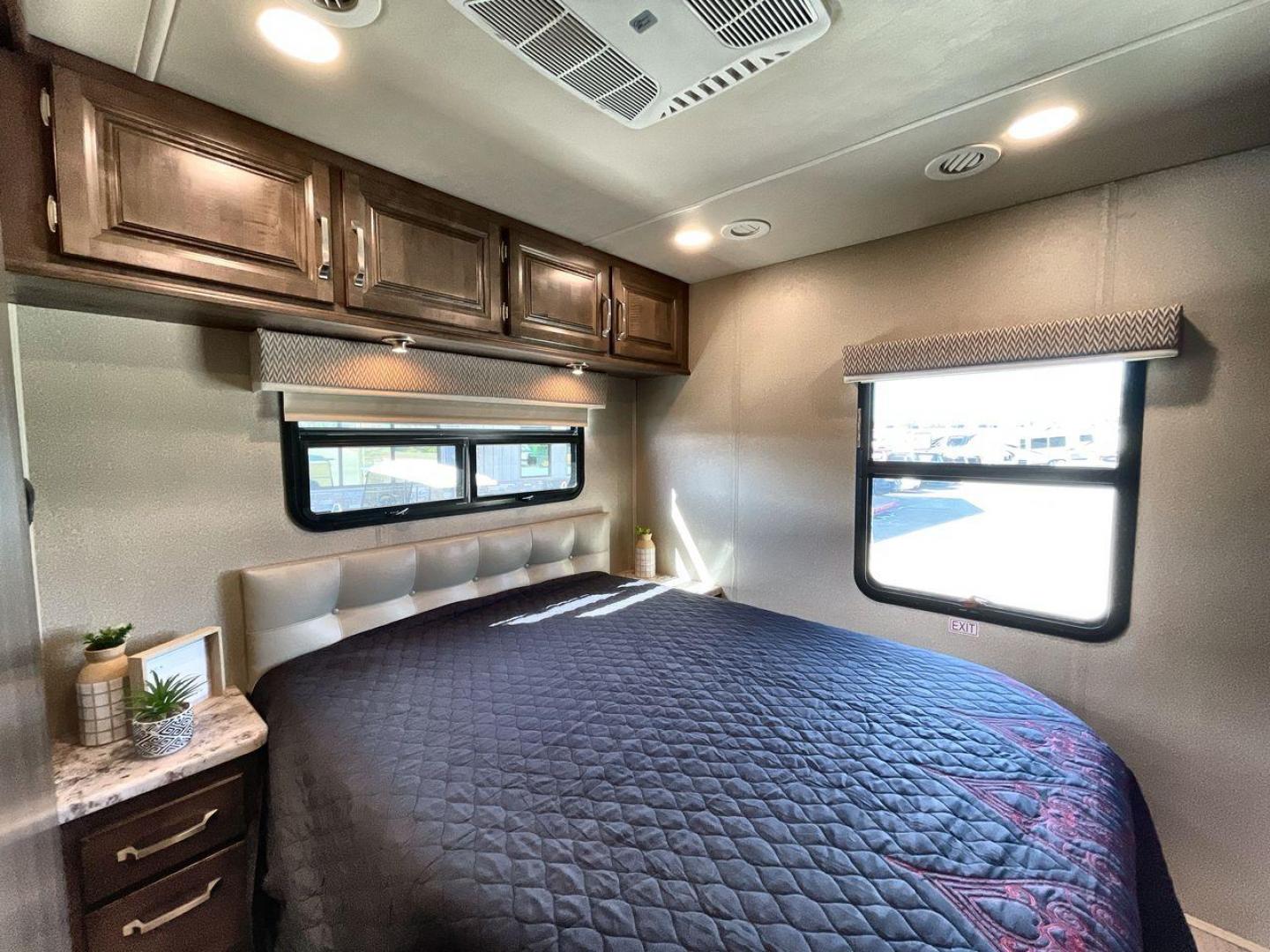 2019 ENTEGRA ESTEEM 31F (1FDXE4FS2KD) , located at 4319 N Main St, Cleburne, TX, 76033, (817) 678-5133, 32.385960, -97.391212 - Photo#17