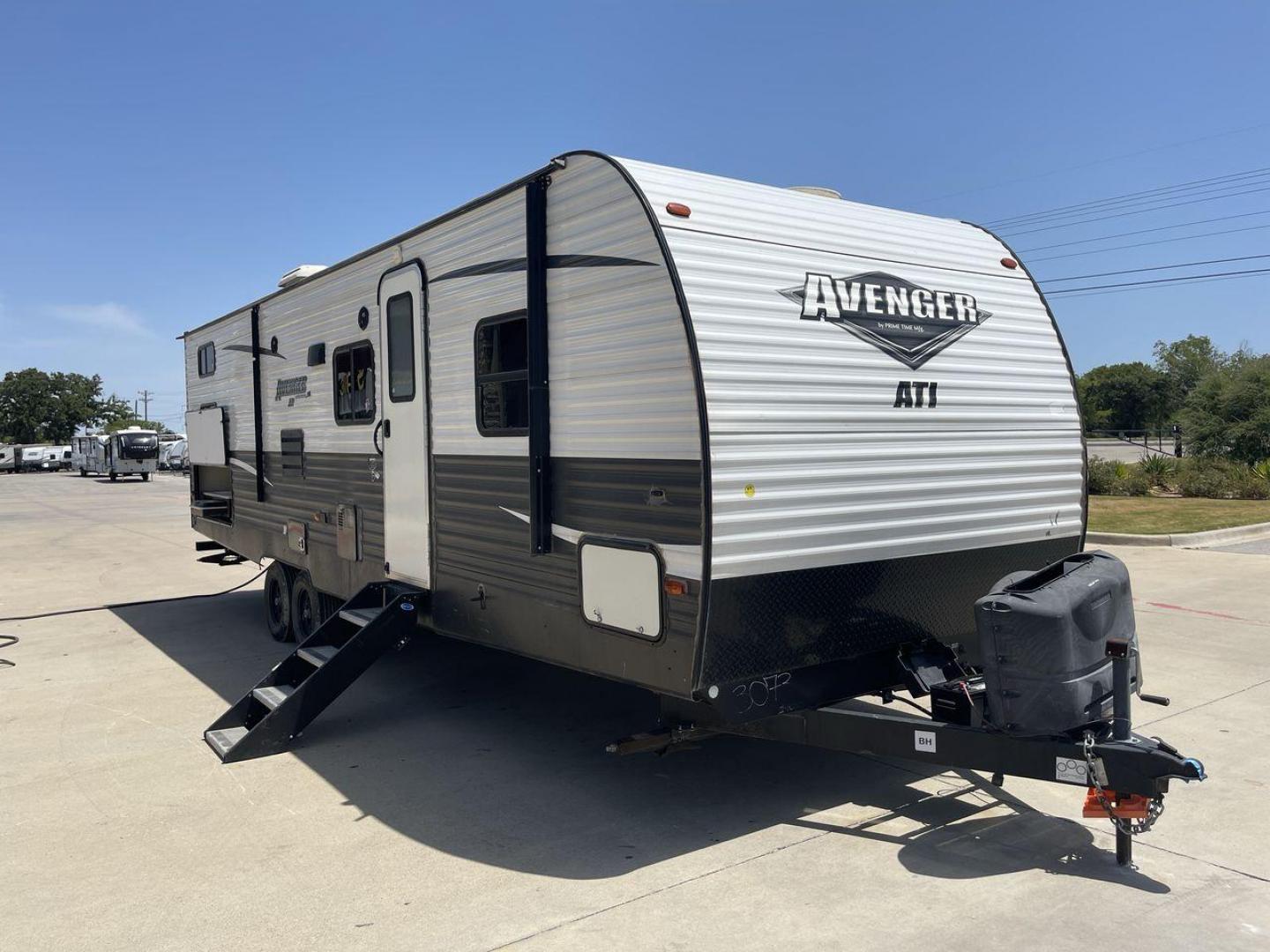 2019 TAN FOREST RIVER AVENGER 27DBS (5ZT2AVSB6KB) , Length: 33.5 ft. | Dry Weight: 6,652 lbs. | Slides: 1 transmission, located at 4319 N Main St, Cleburne, TX, 76033, (817) 678-5133, 32.385960, -97.391212 - Photo#23