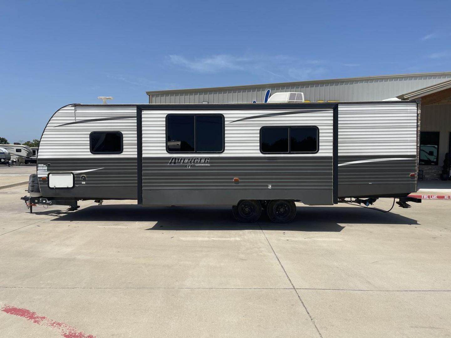 2019 TAN FOREST RIVER AVENGER 27DBS (5ZT2AVSB6KB) , Length: 33.5 ft. | Dry Weight: 6,652 lbs. | Slides: 1 transmission, located at 4319 N Main St, Cleburne, TX, 76033, (817) 678-5133, 32.385960, -97.391212 - Photo#24