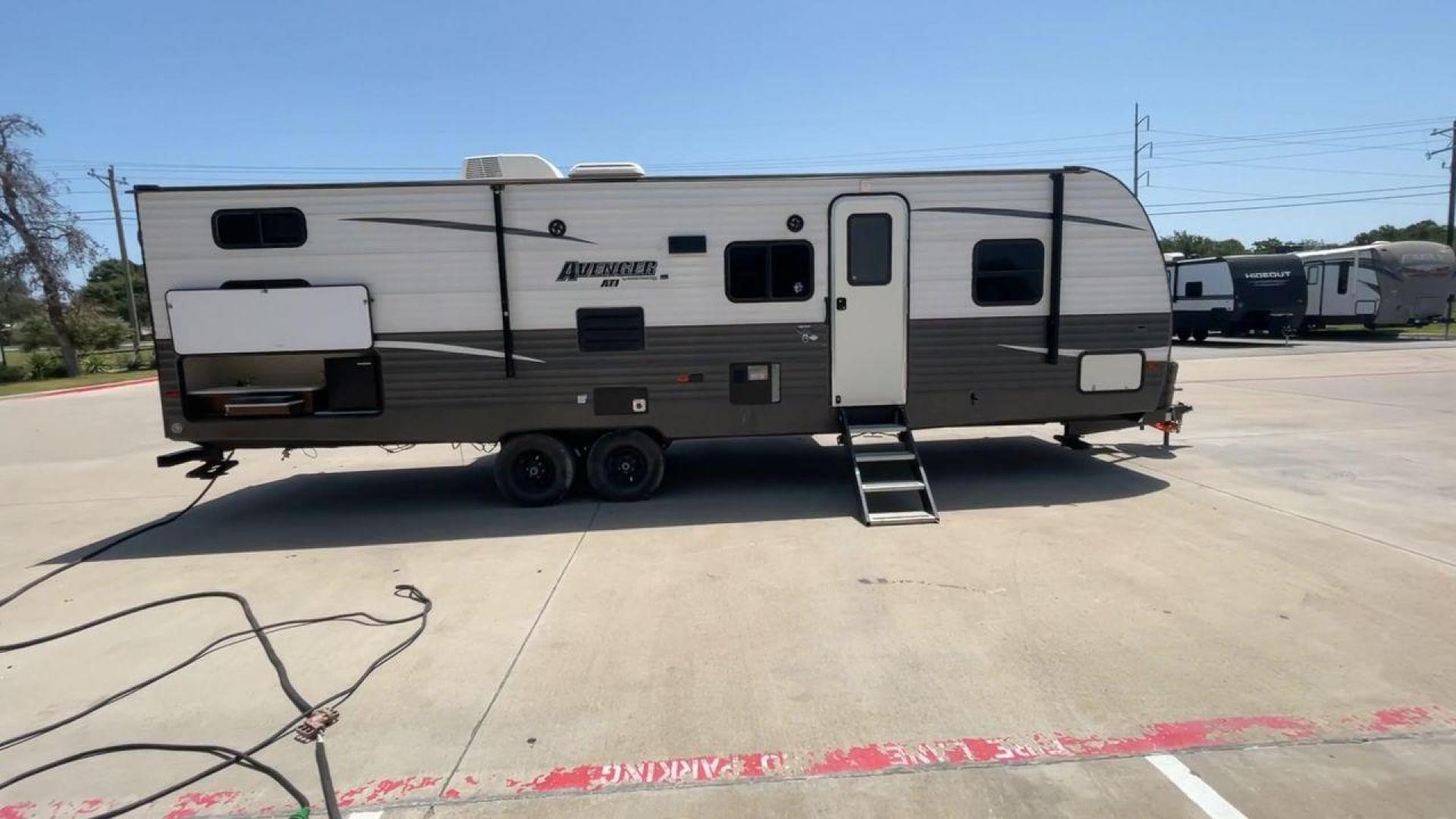 2019 TAN FOREST RIVER AVENGER 27DBS (5ZT2AVSB6KB) , Length: 33.5 ft. | Dry Weight: 6,652 lbs. | Slides: 1 transmission, located at 4319 N Main St, Cleburne, TX, 76033, (817) 678-5133, 32.385960, -97.391212 - Photo#2