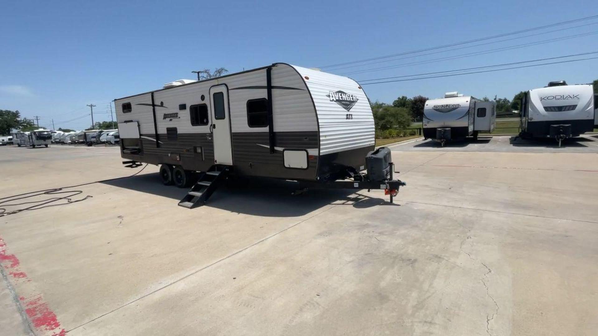 2019 TAN FOREST RIVER AVENGER 27DBS (5ZT2AVSB6KB) , Length: 33.5 ft. | Dry Weight: 6,652 lbs. | Slides: 1 transmission, located at 4319 N Main St, Cleburne, TX, 76033, (817) 678-5133, 32.385960, -97.391212 - Photo#3