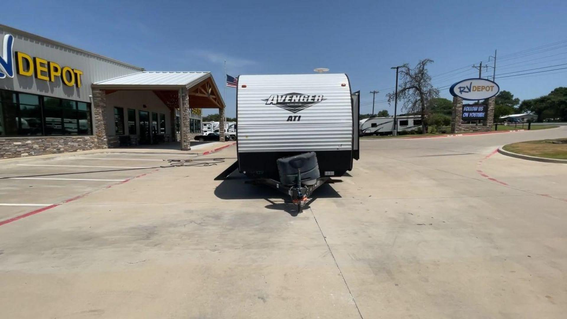 2019 TAN FOREST RIVER AVENGER 27DBS (5ZT2AVSB6KB) , Length: 33.5 ft. | Dry Weight: 6,652 lbs. | Slides: 1 transmission, located at 4319 N Main St, Cleburne, TX, 76033, (817) 678-5133, 32.385960, -97.391212 - Photo#4