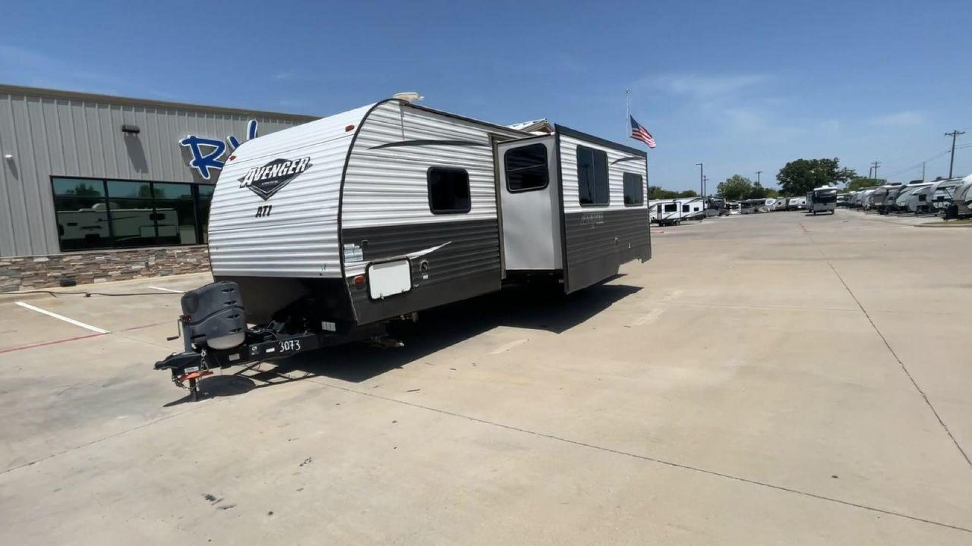 2019 TAN FOREST RIVER AVENGER 27DBS (5ZT2AVSB6KB) , Length: 33.5 ft. | Dry Weight: 6,652 lbs. | Slides: 1 transmission, located at 4319 N Main St, Cleburne, TX, 76033, (817) 678-5133, 32.385960, -97.391212 - Photo#5