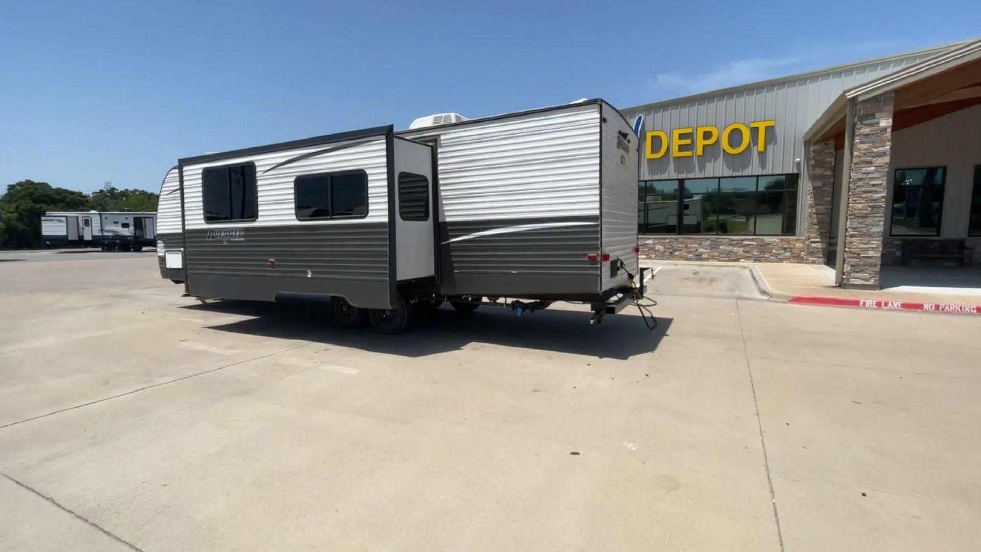 2019 TAN FOREST RIVER AVENGER 27DBS (5ZT2AVSB6KB) , Length: 33.5 ft. | Dry Weight: 6,652 lbs. | Slides: 1 transmission, located at 4319 N Main St, Cleburne, TX, 76033, (817) 678-5133, 32.385960, -97.391212 - Photo#7