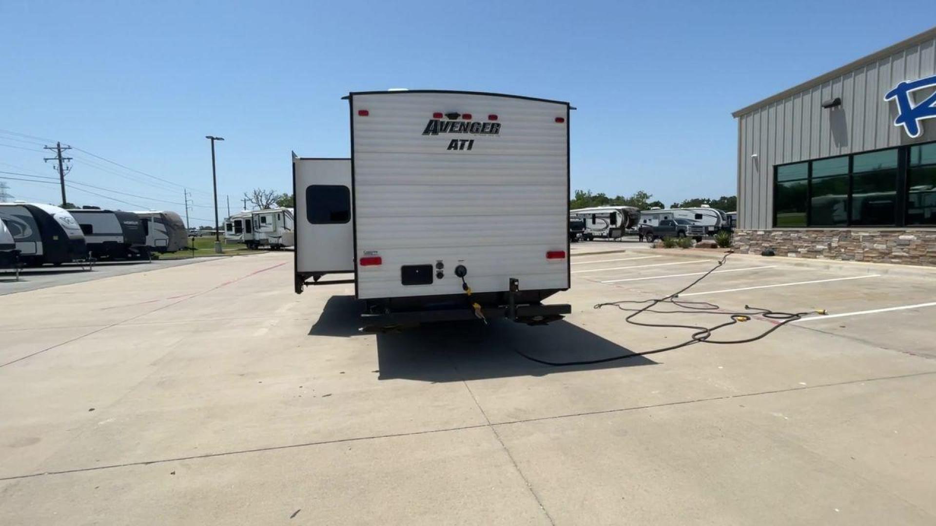 2019 TAN FOREST RIVER AVENGER 27DBS (5ZT2AVSB6KB) , Length: 33.5 ft. | Dry Weight: 6,652 lbs. | Slides: 1 transmission, located at 4319 N Main St, Cleburne, TX, 76033, (817) 678-5133, 32.385960, -97.391212 - Photo#8