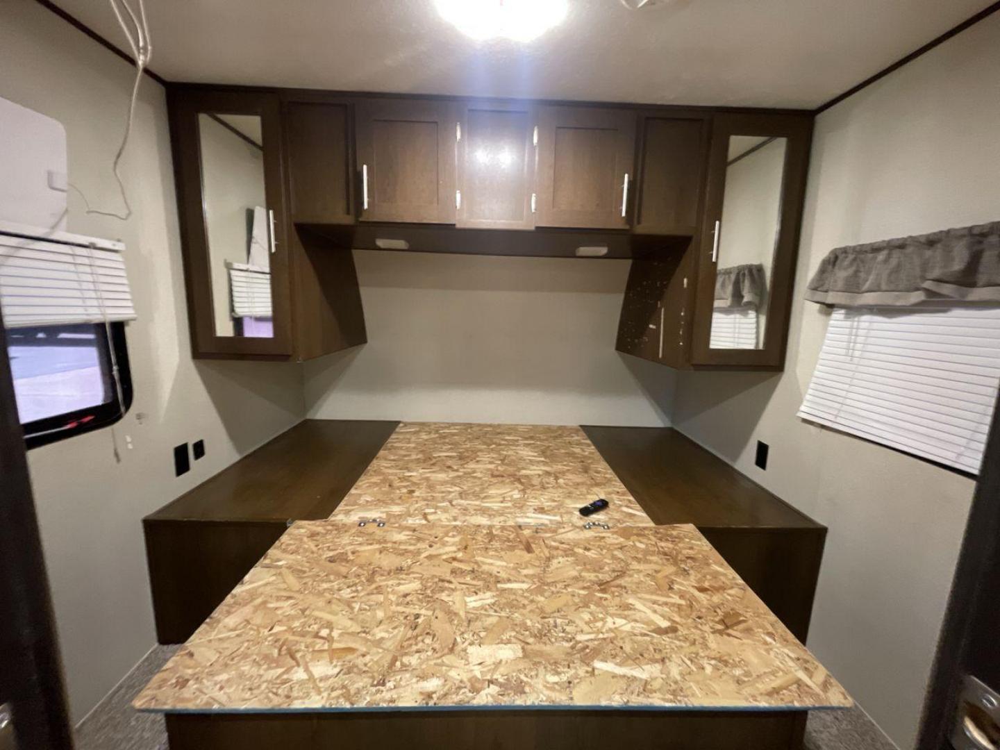 2019 TAN FOREST RIVER AVENGER 27DBS (5ZT2AVSB6KB) , Length: 33.5 ft. | Dry Weight: 6,652 lbs. | Slides: 1 transmission, located at 4319 N Main St, Cleburne, TX, 76033, (817) 678-5133, 32.385960, -97.391212 - Photo#17