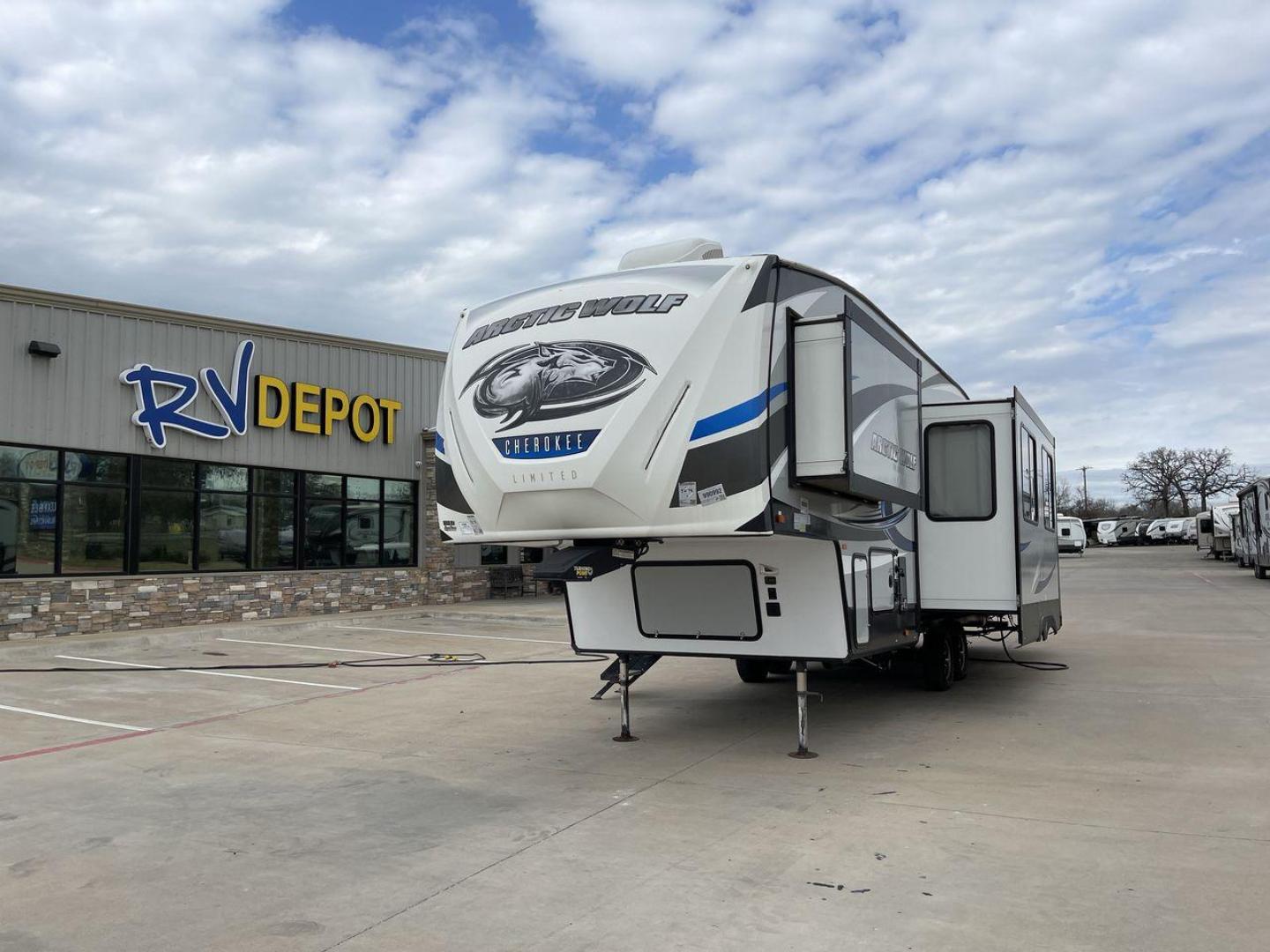 2019 FOREST RIVER CHEROKEE 315TBH8 (5ZT3CKXB9K2) , located at 4319 N Main St, Cleburne, TX, 76033, (817) 678-5133, 32.385960, -97.391212 - Photo#0