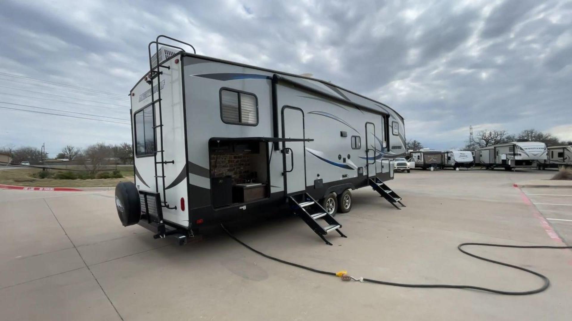 2019 FOREST RIVER CHEROKEE 315TBH8 (5ZT3CKXB9K2) , located at 4319 N Main St, Cleburne, TX, 76033, (817) 678-5133, 32.385960, -97.391212 - Photo#1