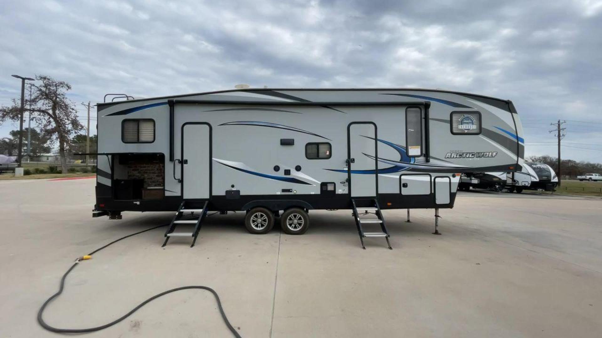 2019 FOREST RIVER CHEROKEE 315TBH8 (5ZT3CKXB9K2) , located at 4319 N Main St, Cleburne, TX, 76033, (817) 678-5133, 32.385960, -97.391212 - Photo#2