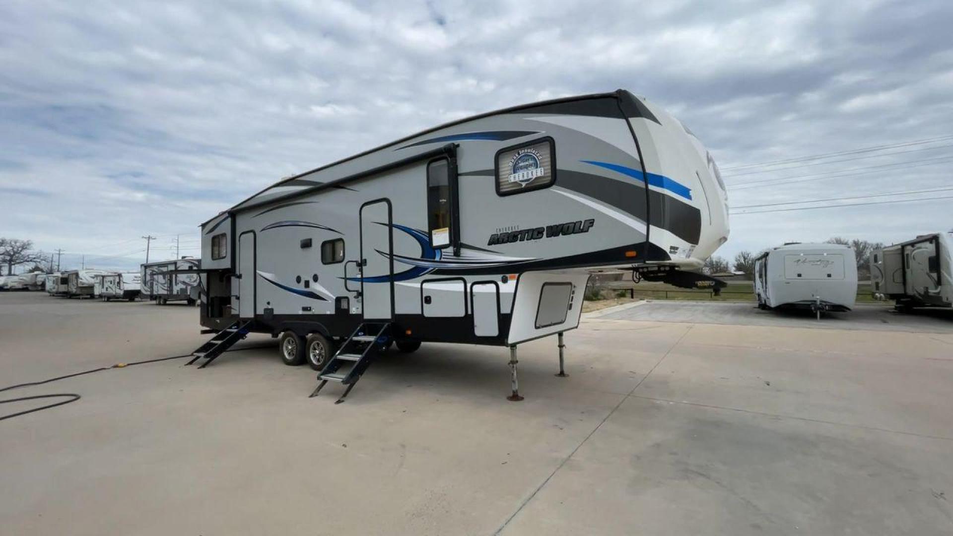 2019 FOREST RIVER CHEROKEE 315TBH8 (5ZT3CKXB9K2) , located at 4319 N Main St, Cleburne, TX, 76033, (817) 678-5133, 32.385960, -97.391212 - Photo#3