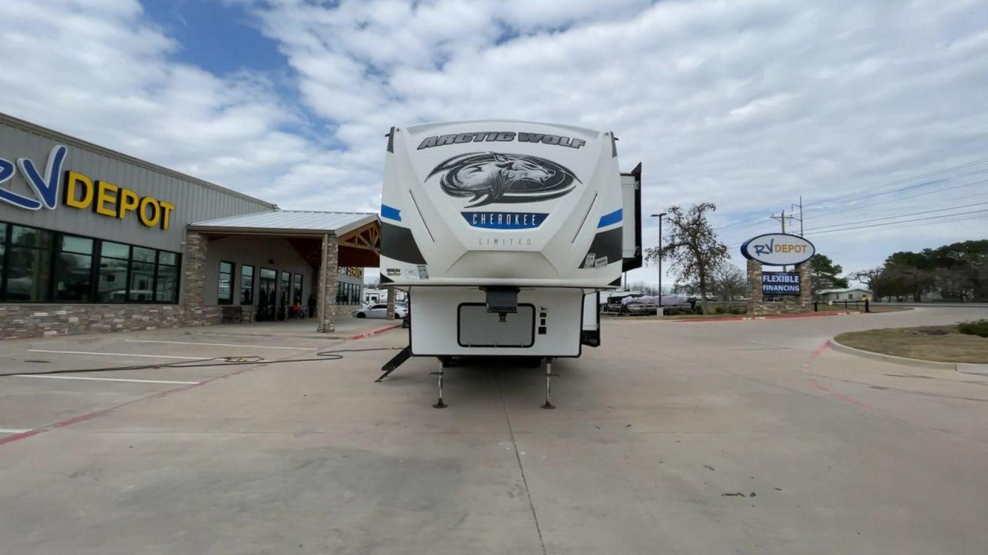 2019 FOREST RIVER CHEROKEE 315TBH8 (5ZT3CKXB9K2) , located at 4319 N Main St, Cleburne, TX, 76033, (817) 678-5133, 32.385960, -97.391212 - Photo#4