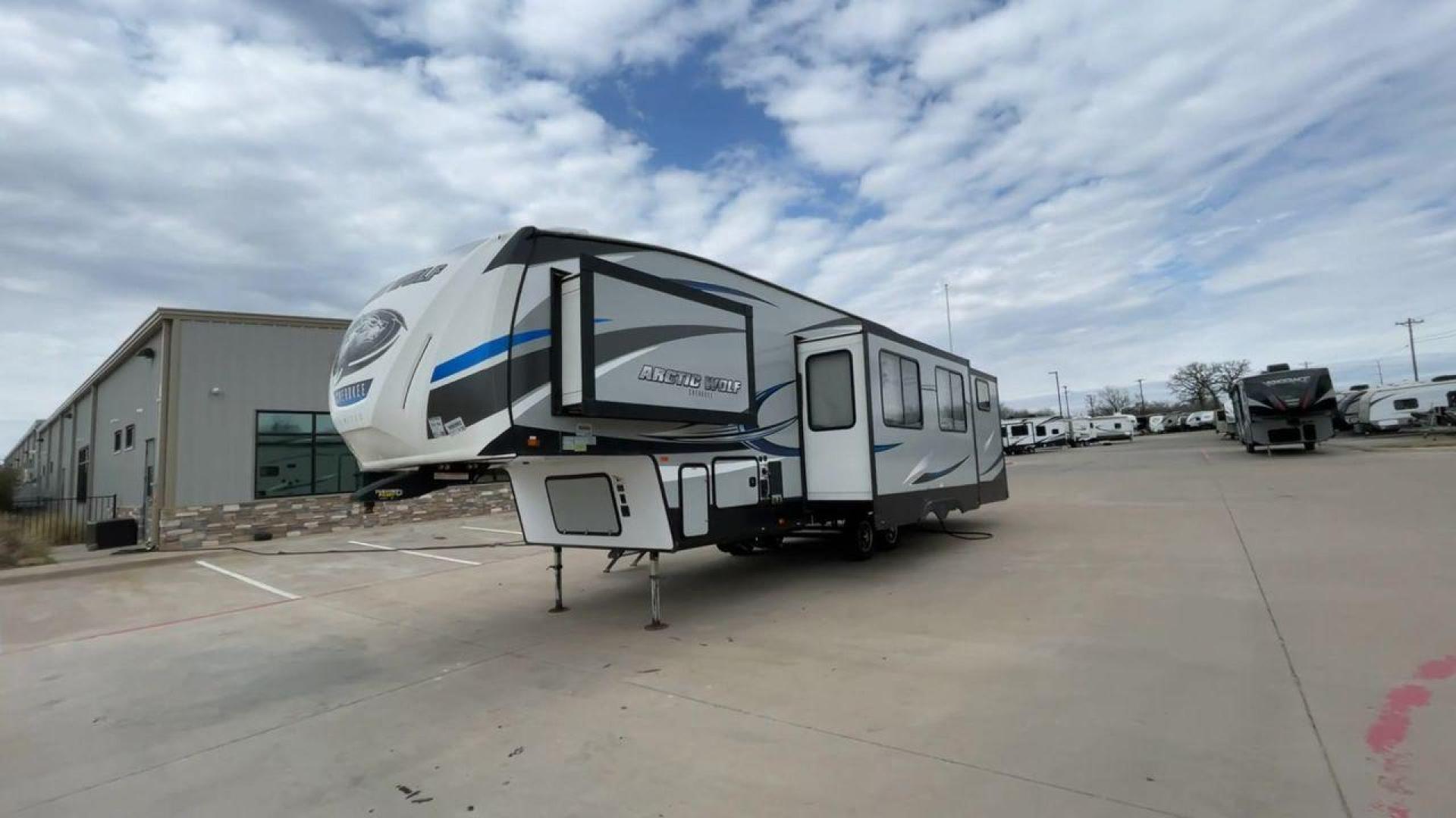 2019 FOREST RIVER CHEROKEE 315TBH8 (5ZT3CKXB9K2) , located at 4319 N Main St, Cleburne, TX, 76033, (817) 678-5133, 32.385960, -97.391212 - Photo#5