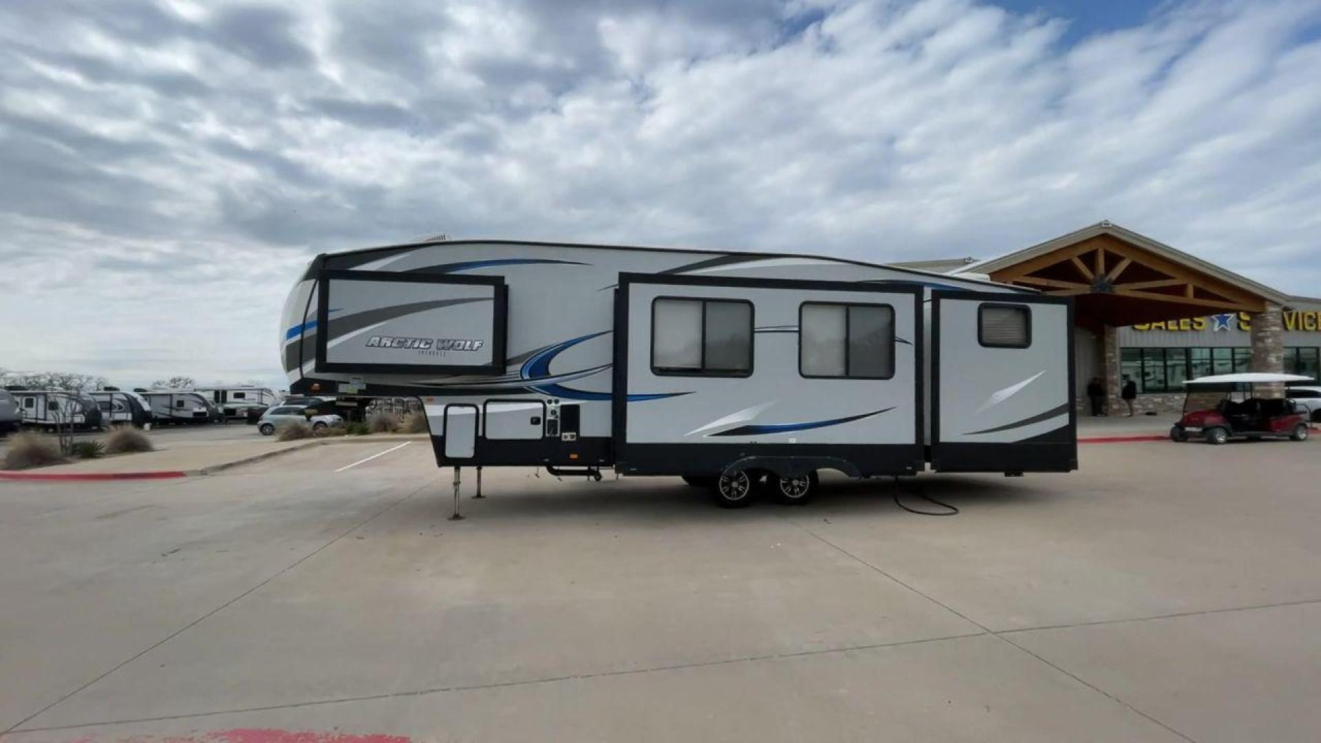 2019 FOREST RIVER CHEROKEE 315TBH8 (5ZT3CKXB9K2) , located at 4319 N Main St, Cleburne, TX, 76033, (817) 678-5133, 32.385960, -97.391212 - Photo#6