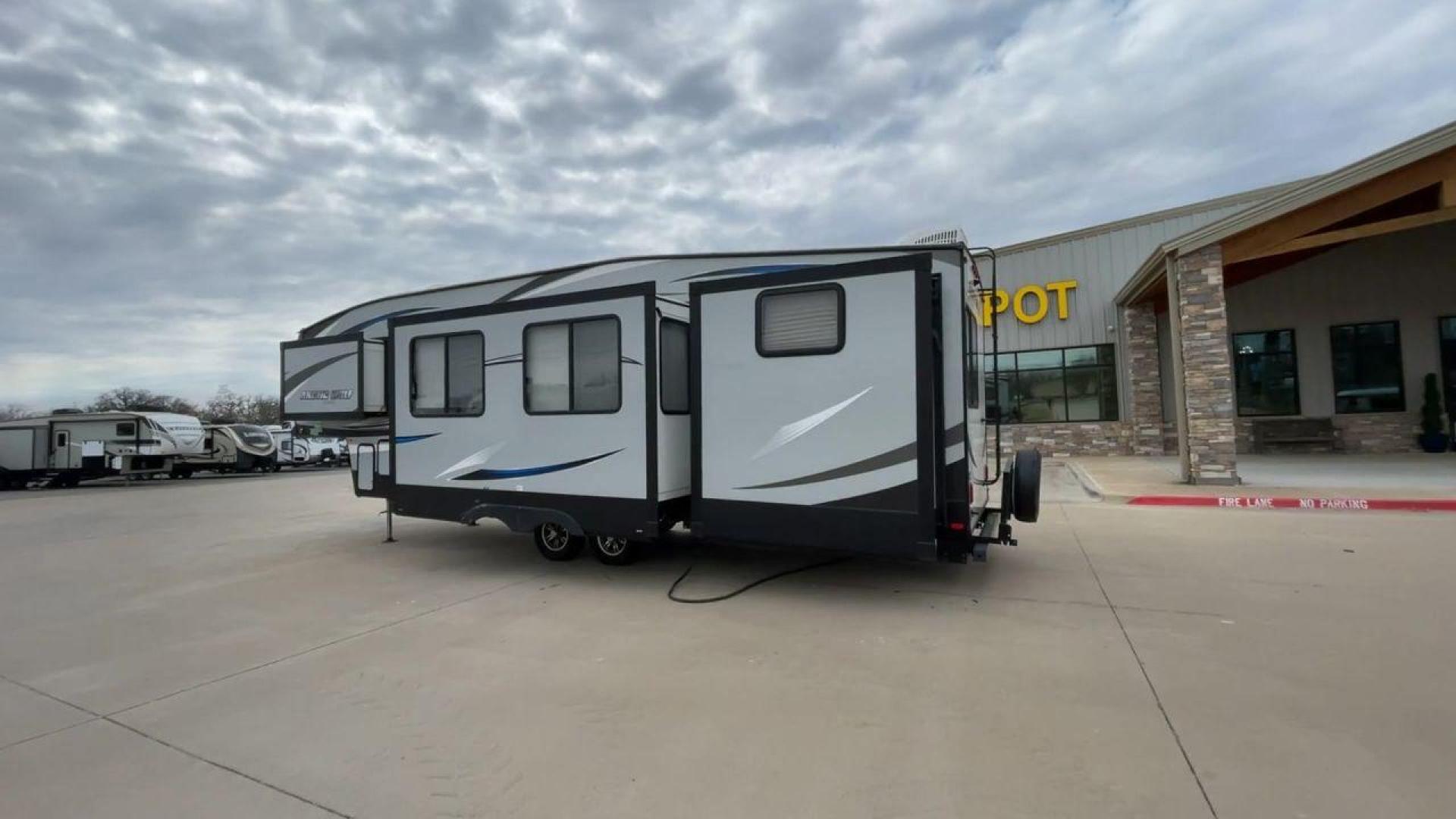 2019 FOREST RIVER CHEROKEE 315TBH8 (5ZT3CKXB9K2) , located at 4319 N Main St, Cleburne, TX, 76033, (817) 678-5133, 32.385960, -97.391212 - Photo#7