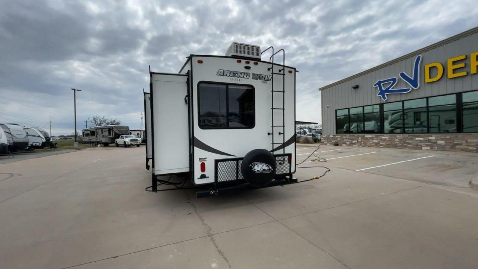 2019 FOREST RIVER CHEROKEE 315TBH8 (5ZT3CKXB9K2) , located at 4319 N Main St, Cleburne, TX, 76033, (817) 678-5133, 32.385960, -97.391212 - Photo#8